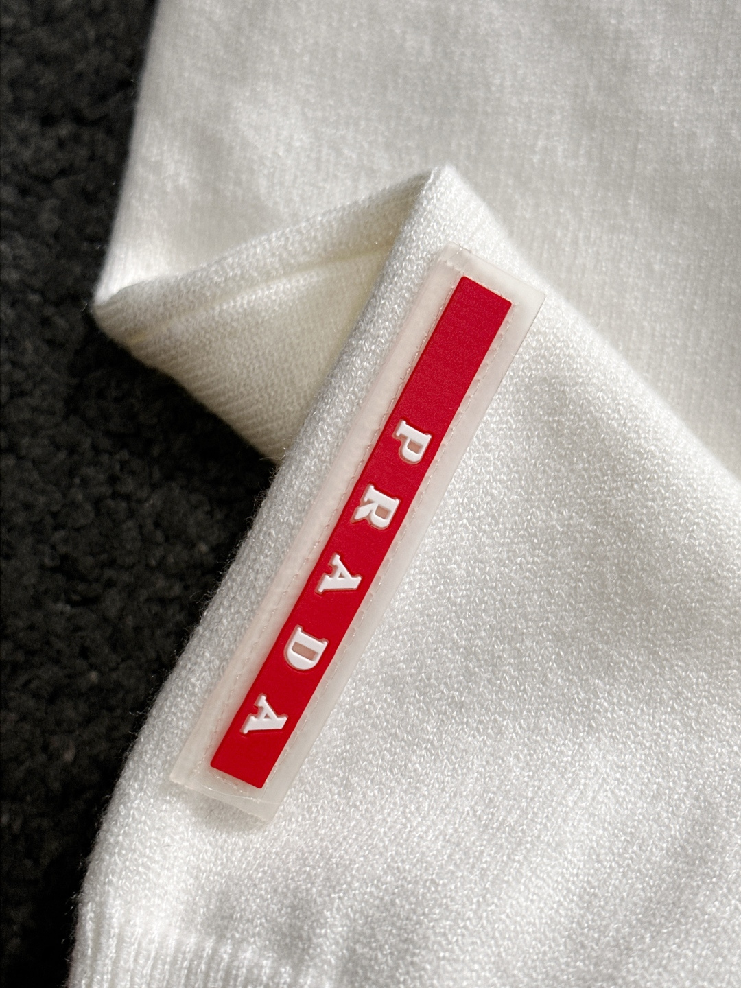 PRAD 2025SS秋冬刺绣新款简约圆领针织毛衣，精致工艺专柜面料，顶级元素融合打造，经典3标齐全，潮