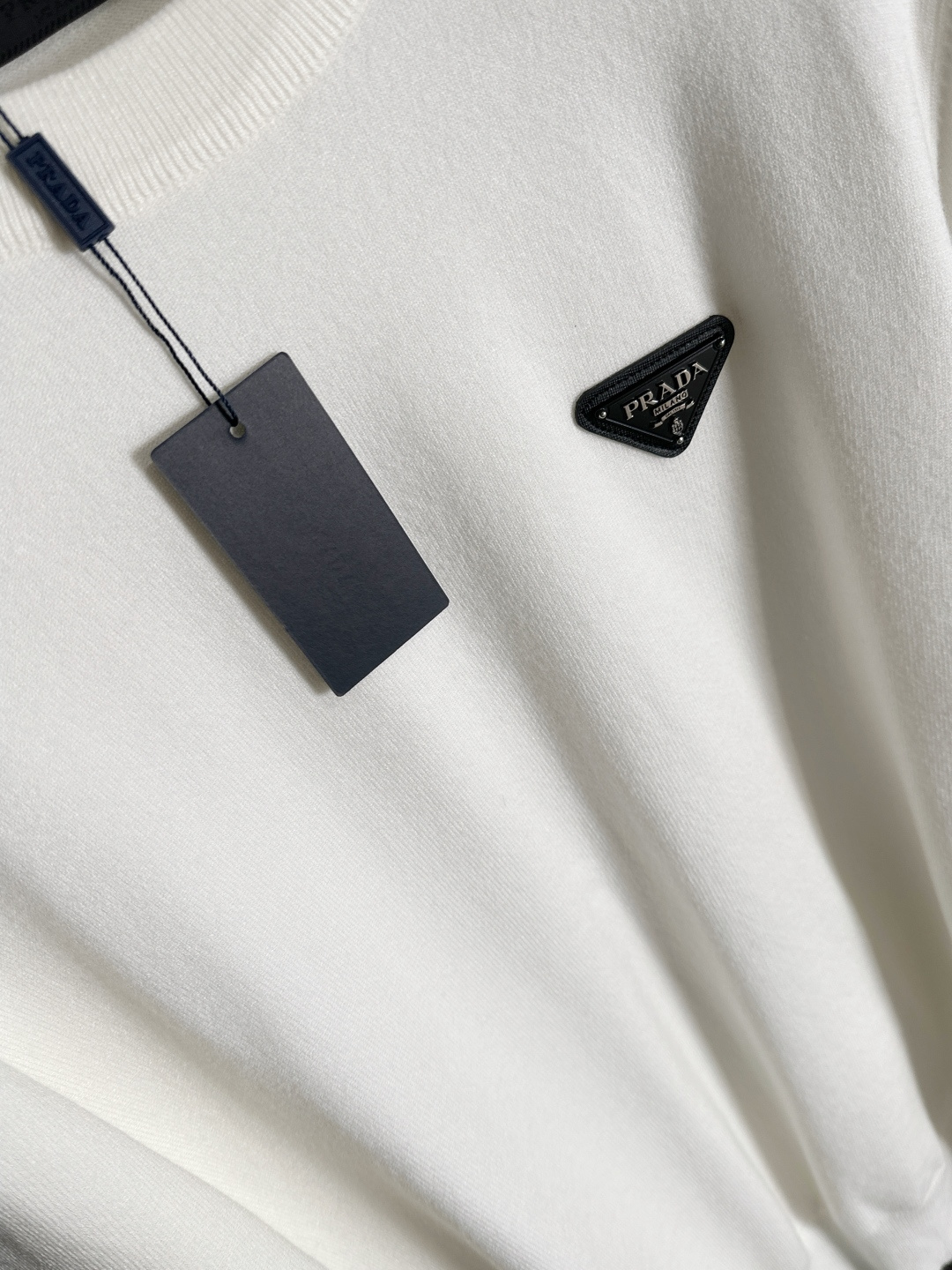 PRAD 2025SS秋冬刺绣新款简约圆领针织毛衣，精致工艺专柜面料，顶级元素融合打造，经典3标齐全，潮