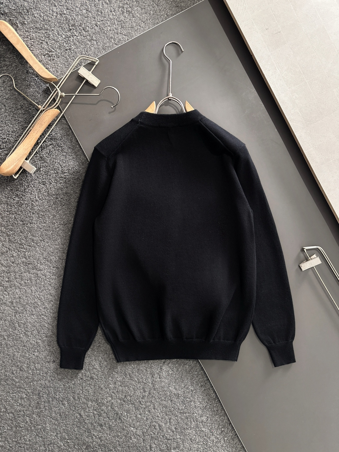 PRAD 2025SS秋冬刺绣新款简约圆领针织毛衣，精致工艺专柜面料，顶级元素融合打造，经典3标齐全，潮