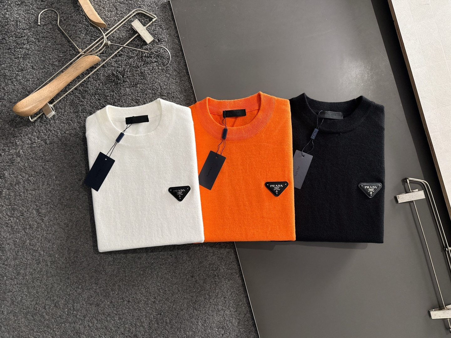 PRAD 2025SS秋冬刺绣新款简约圆领针织毛衣，精致工艺专柜面料，顶级元素融合打造，经典3标齐全，潮