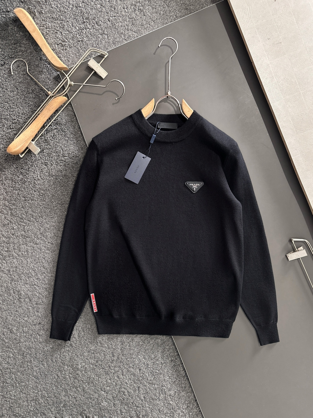 PRAD 2025SS秋冬刺绣新款简约圆领针织毛衣，精致工艺专柜面料，顶级元素融合打造，经典3标齐全，潮