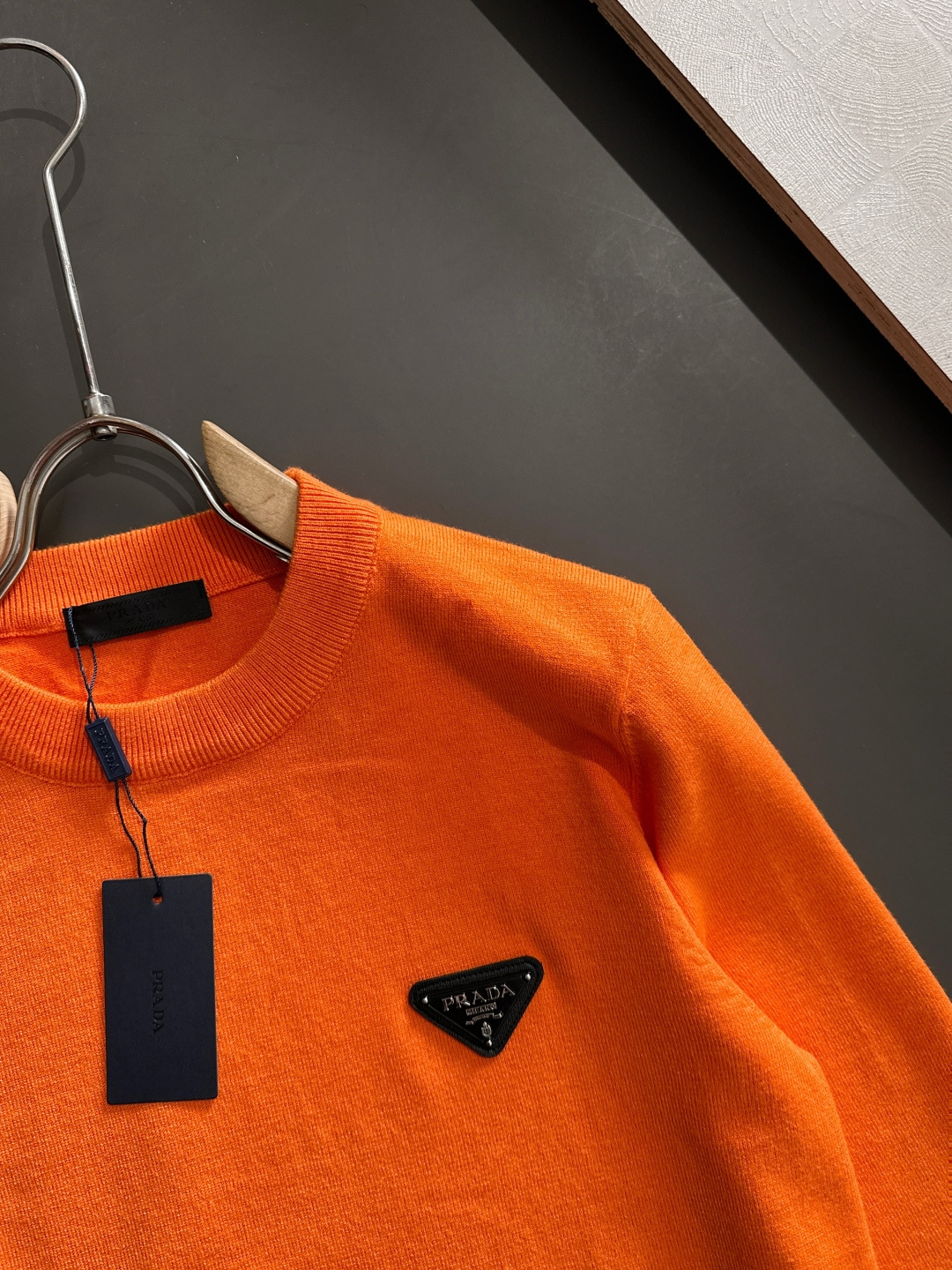 PRAD 2025SS秋冬刺绣新款简约圆领针织毛衣，精致工艺专柜面料，顶级元素融合打造，经典3标齐全，潮