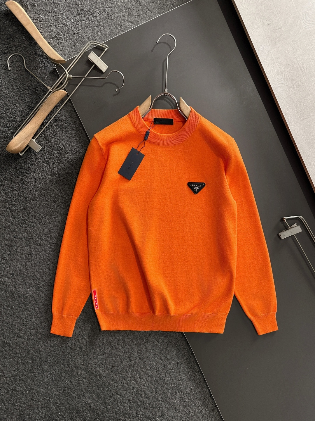 PRAD 2025SS秋冬刺绣新款简约圆领针织毛衣，精致工艺专柜面料，顶级元素融合打造，经典3标齐全，潮