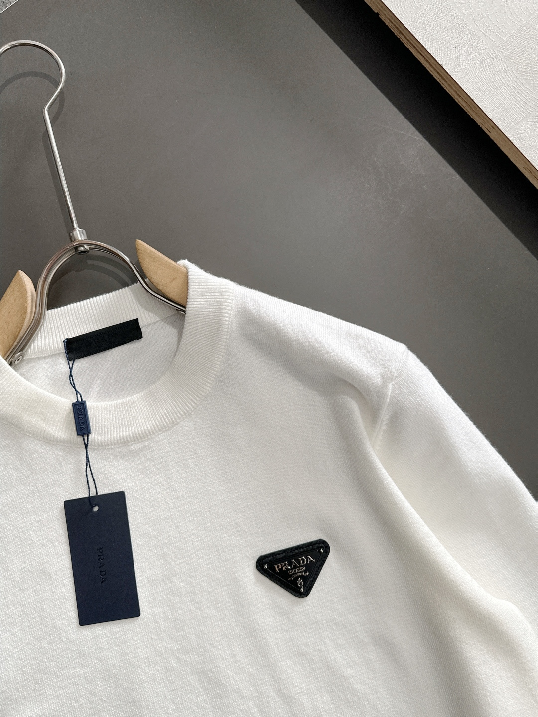 PRAD 2025SS秋冬刺绣新款简约圆领针织毛衣，精致工艺专柜面料，顶级元素融合打造，经典3标齐全，潮