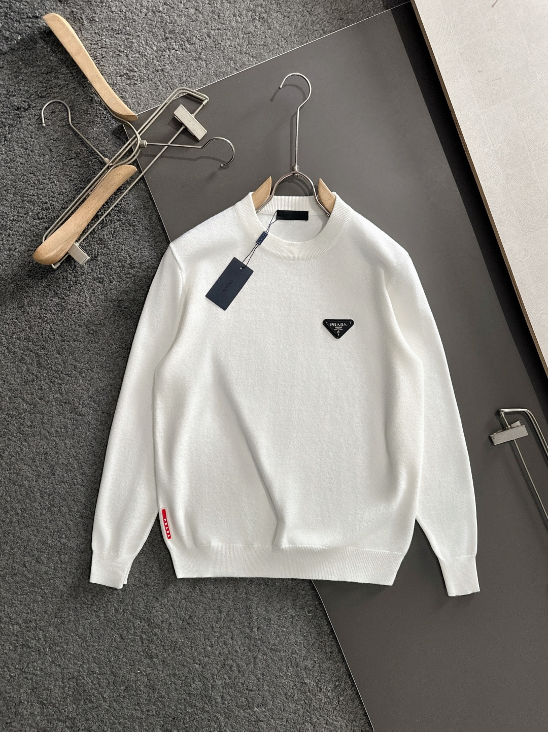 PRAD 2025SS秋冬刺绣新款简约圆领针织毛衣，精致工艺专柜面料，顶级元素融合打造，经典3标齐全，潮