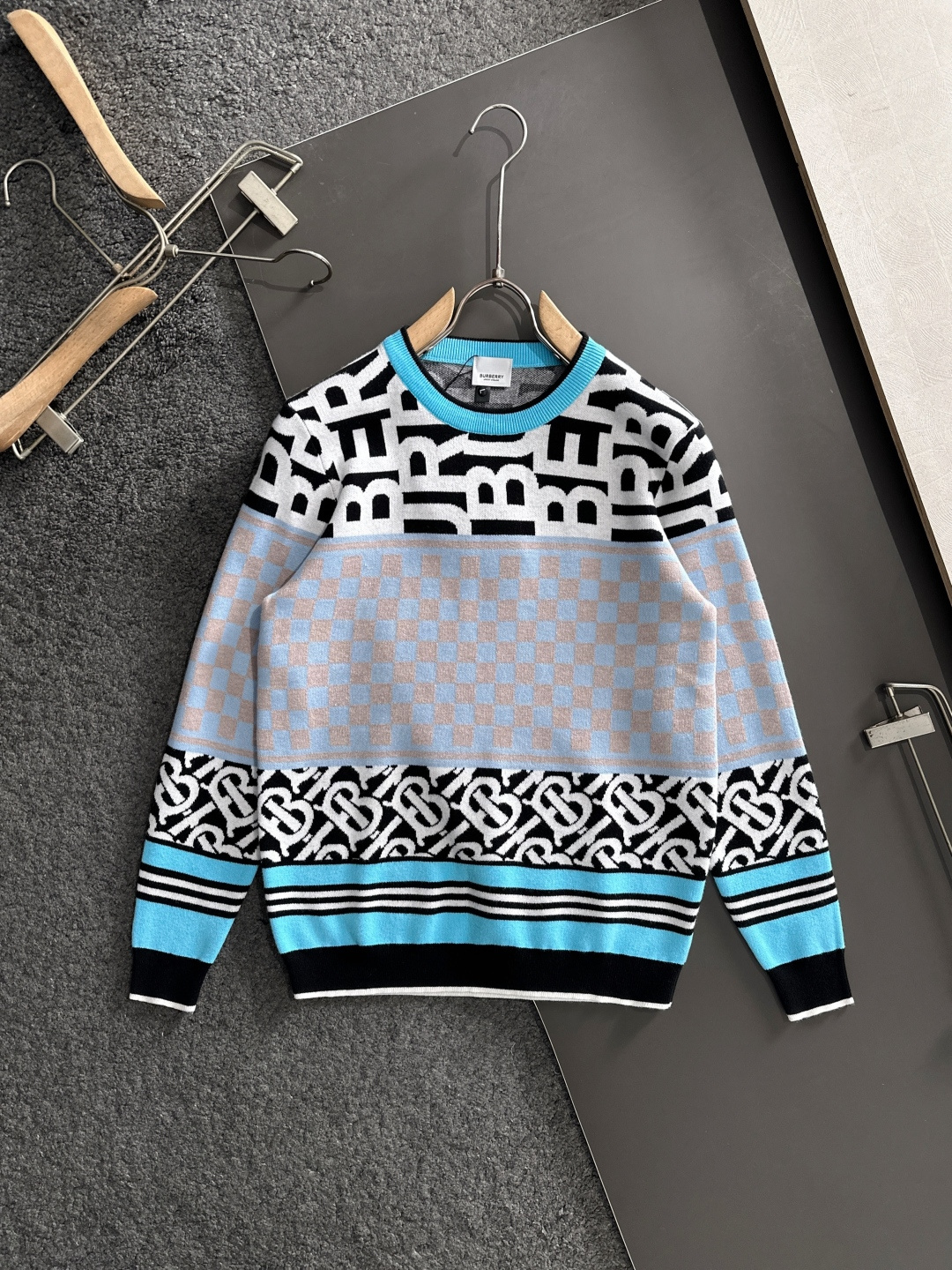 NO:711821,Support the new BBR 2025SS autumn and winter embroidery new simple round neck knitted sweater after the year, exquisite crafts counter fabrics, fusion of top elements, complete classic 3 standards, trendy men's fashion, unparalleled in terms of upper body comfort and size M-3XL,,sweaters,19860909支持年后 BBR 2025SS秋冬刺绣新款简约圆领针织毛衣,精致工艺专柜面料,顶级元素融合打造,经典3标齐全,潮男时尚,无论是上身舒适度还是都是无可比拟的存在 码数M-3XL,,sweaters,,Men's clothing