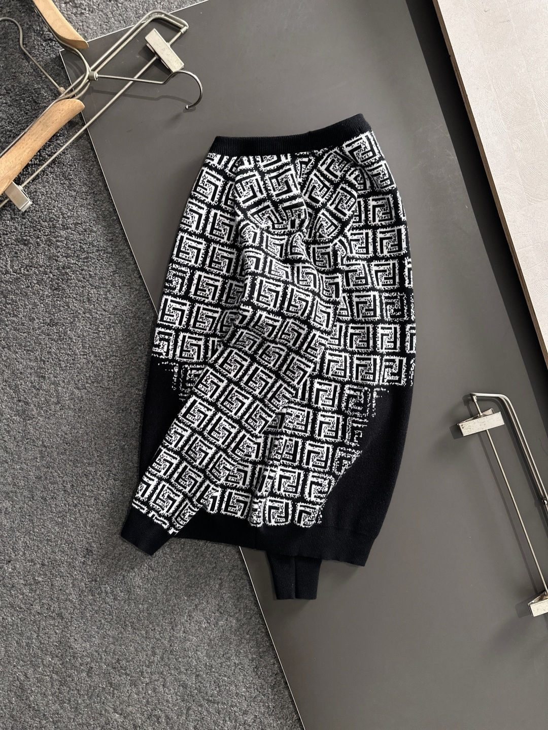 FD 2025秋冬提花➕刺绣新款简约圆领针织毛衣，精致工艺专柜面料，顶级元素融合打造，经典3标齐全，潮男