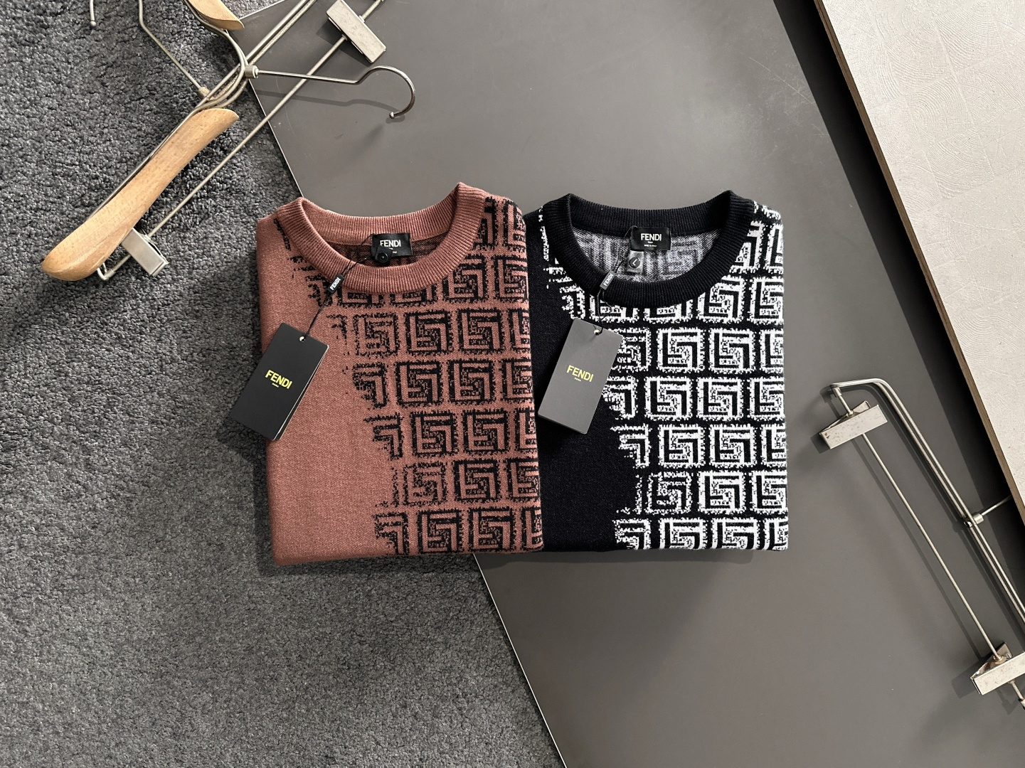 FD 2025秋冬提花➕刺绣新款简约圆领针织毛衣，精致工艺专柜面料，顶级元素融合打造，经典3标齐全，潮男