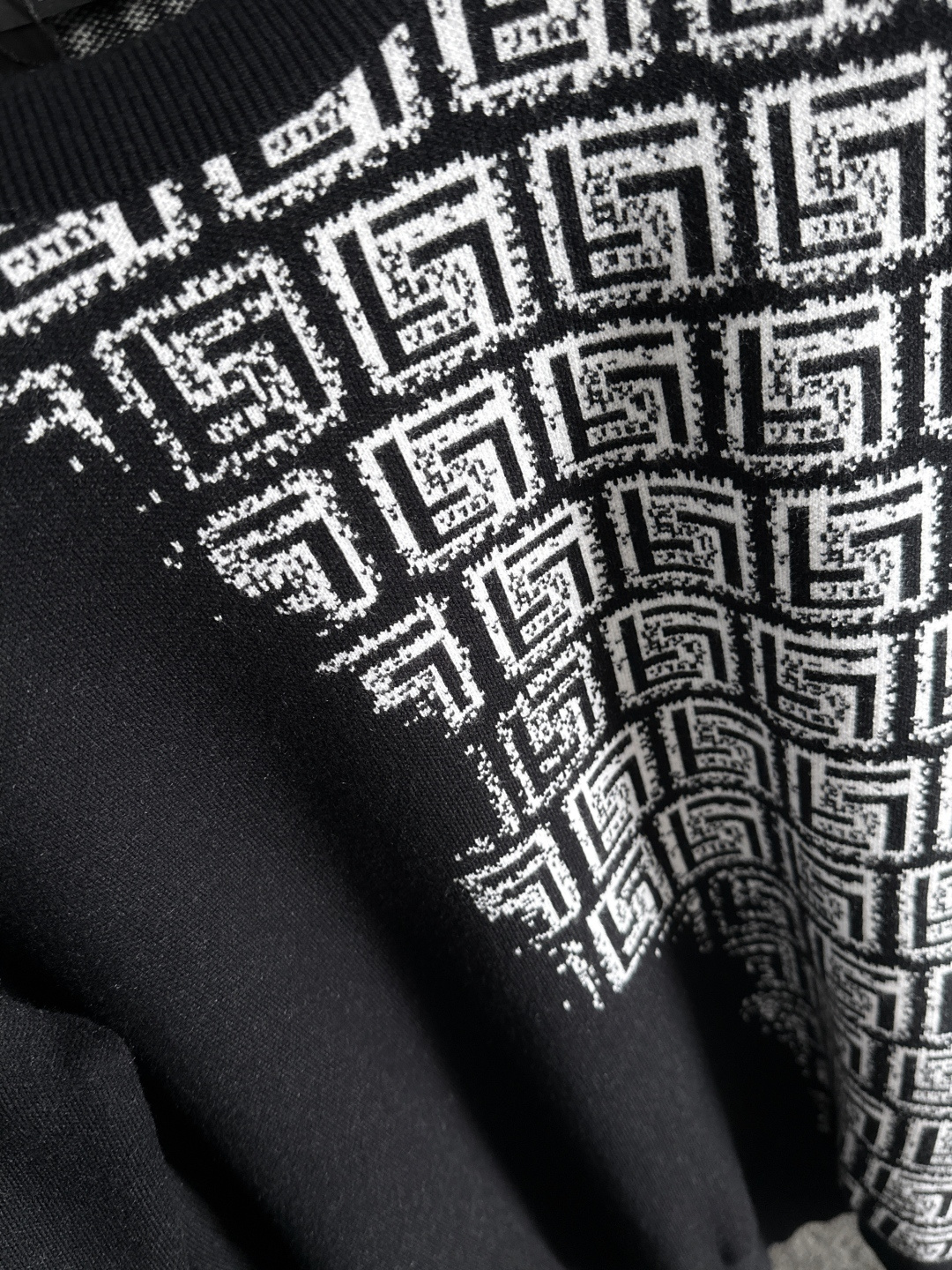 FD 2025秋冬提花➕刺绣新款简约圆领针织毛衣，精致工艺专柜面料，顶级元素融合打造，经典3标齐全，潮男