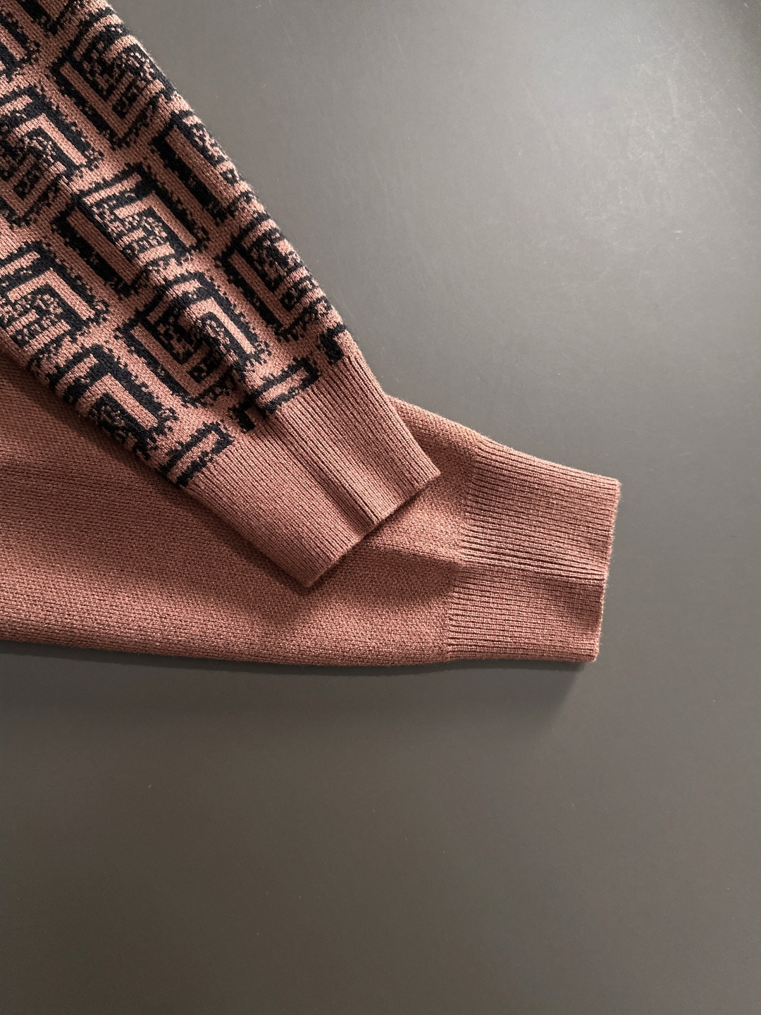 FD 2025秋冬提花➕刺绣新款简约圆领针织毛衣，精致工艺专柜面料，顶级元素融合打造，经典3标齐全，潮男