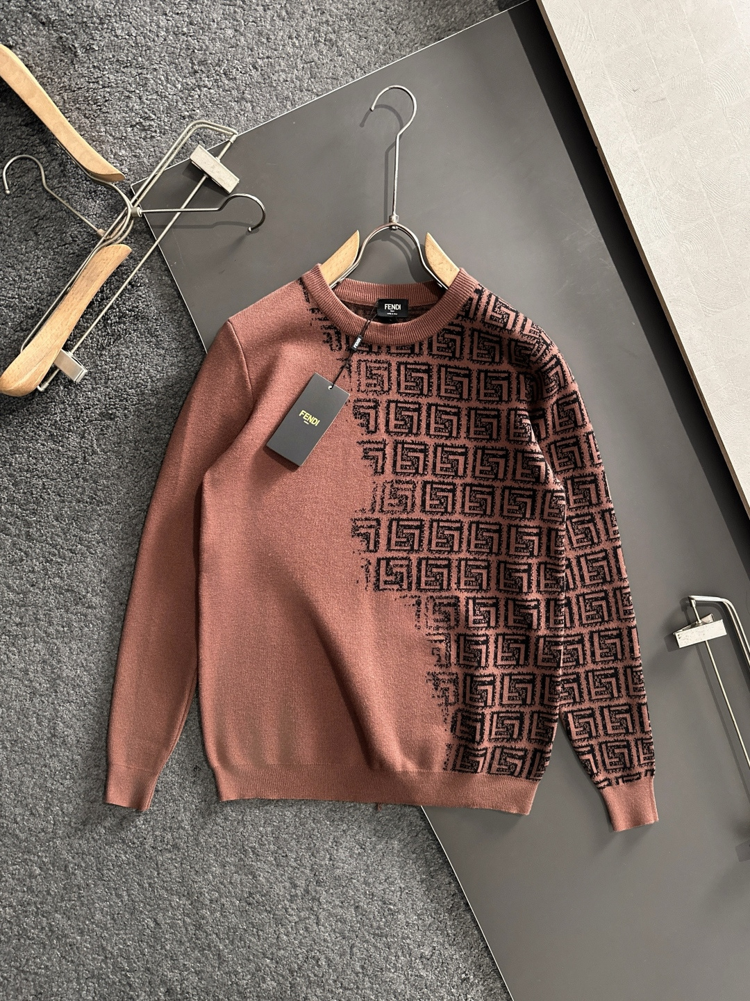 FD 2025秋冬提花➕刺绣新款简约圆领针织毛衣，精致工艺专柜面料，顶级元素融合打造，经典3标齐全，潮男