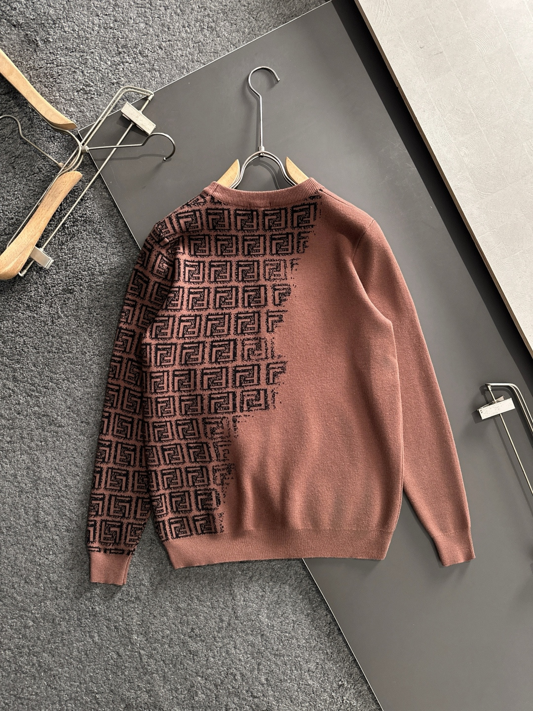 FD 2025秋冬提花➕刺绣新款简约圆领针织毛衣，精致工艺专柜面料，顶级元素融合打造，经典3标齐全，潮男