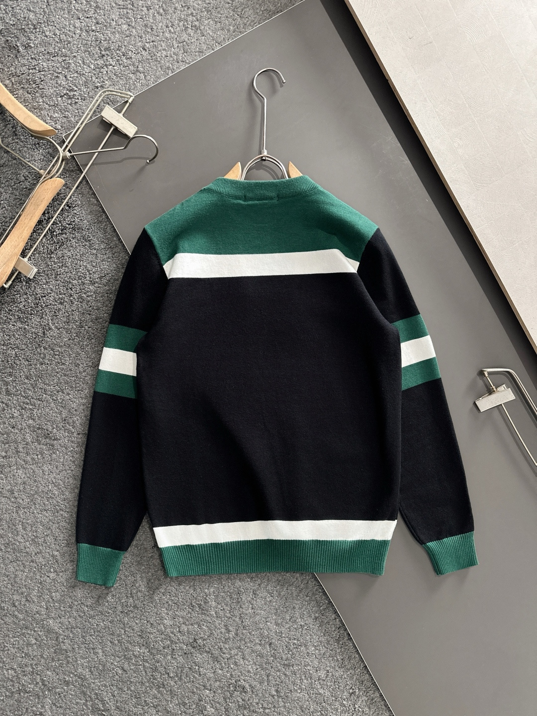 BAL 2025秋冬提花➕刺绣新款简约圆领针织毛衣，精致工艺专柜面料，顶级元素融合打造，经典3标齐全，潮