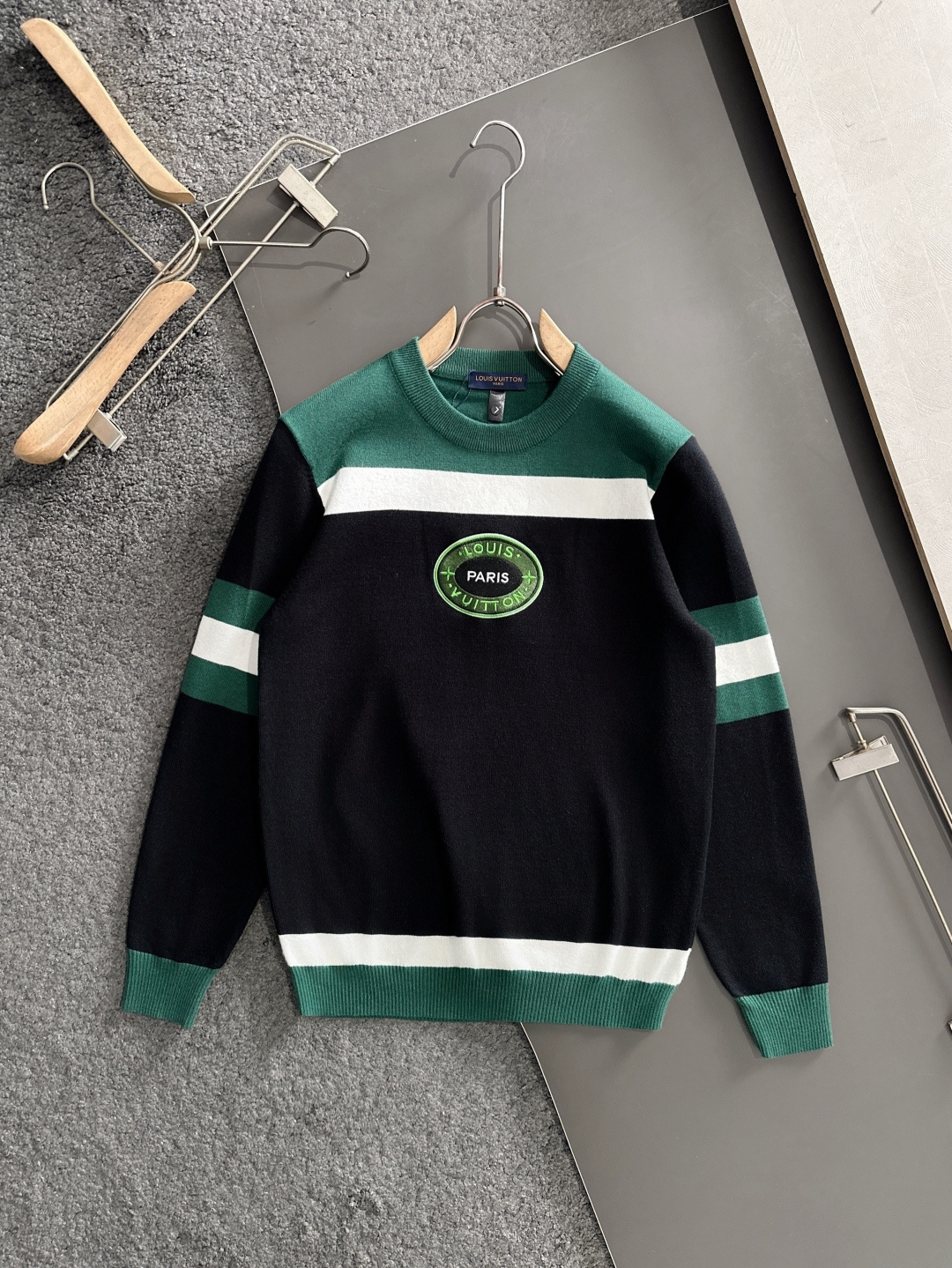 BAL 2025秋冬提花➕刺绣新款简约圆领针织毛衣，精致工艺专柜面料，顶级元素融合打造，经典3标齐全，潮