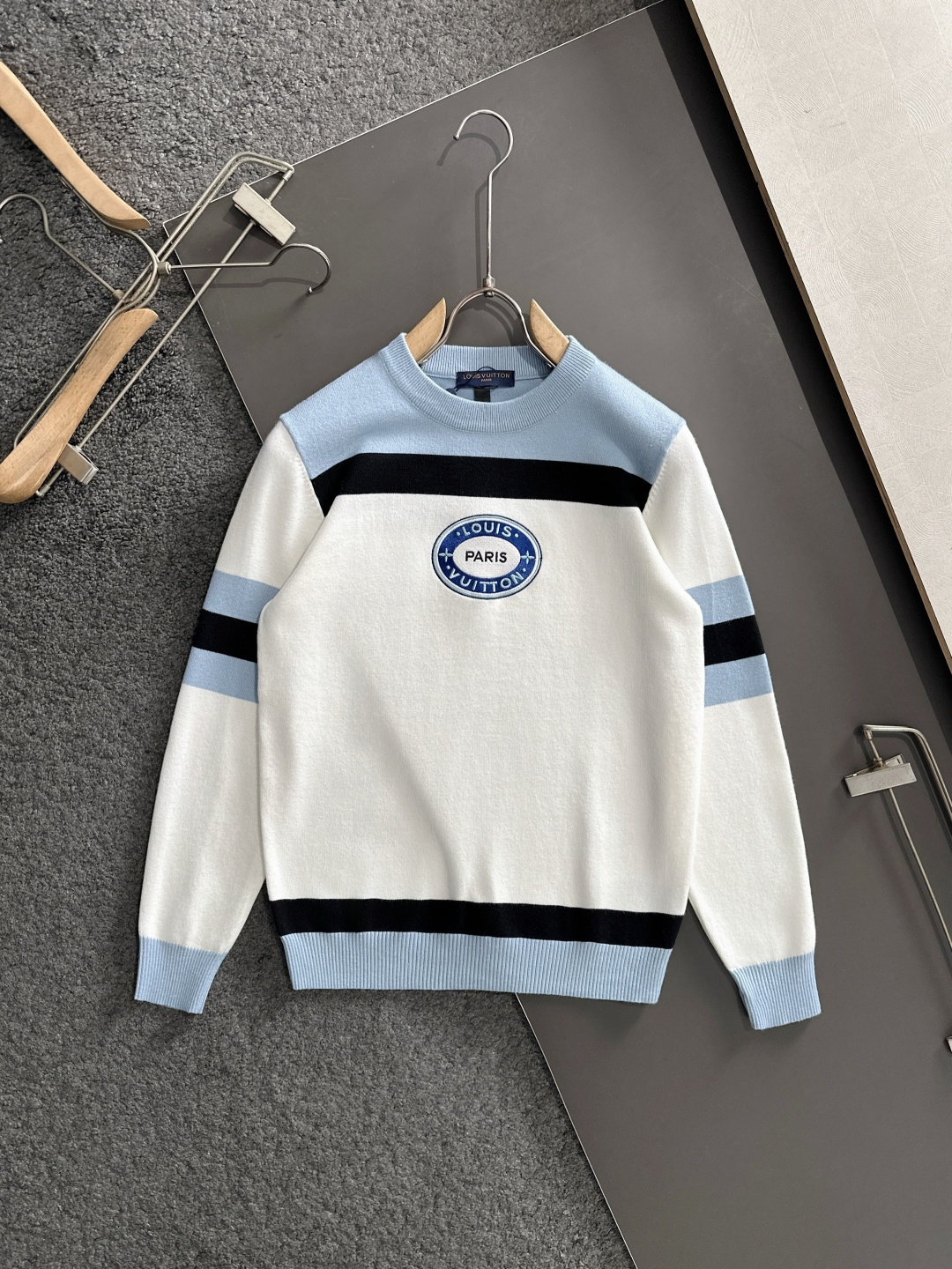 BAL 2025秋冬提花➕刺绣新款简约圆领针织毛衣，精致工艺专柜面料，顶级元素融合打造，经典3标齐全，潮