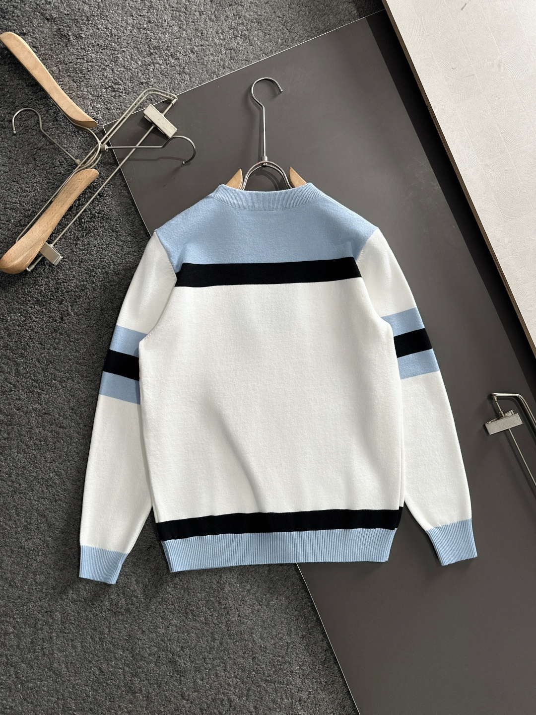 BAL 2025秋冬提花➕刺绣新款简约圆领针织毛衣，精致工艺专柜面料，顶级元素融合打造，经典3标齐全，潮