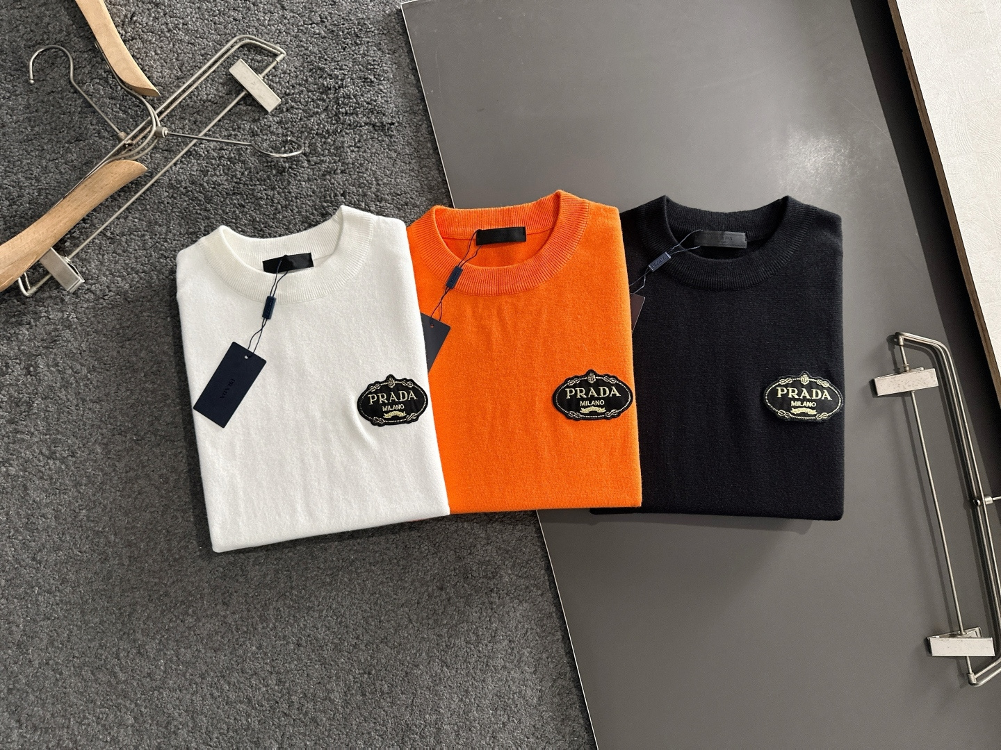PRAD 2025SS秋冬刺绣新款简约圆领针织毛衣，精致工艺专柜面料，顶级元素融合打造，经典3标齐全，潮