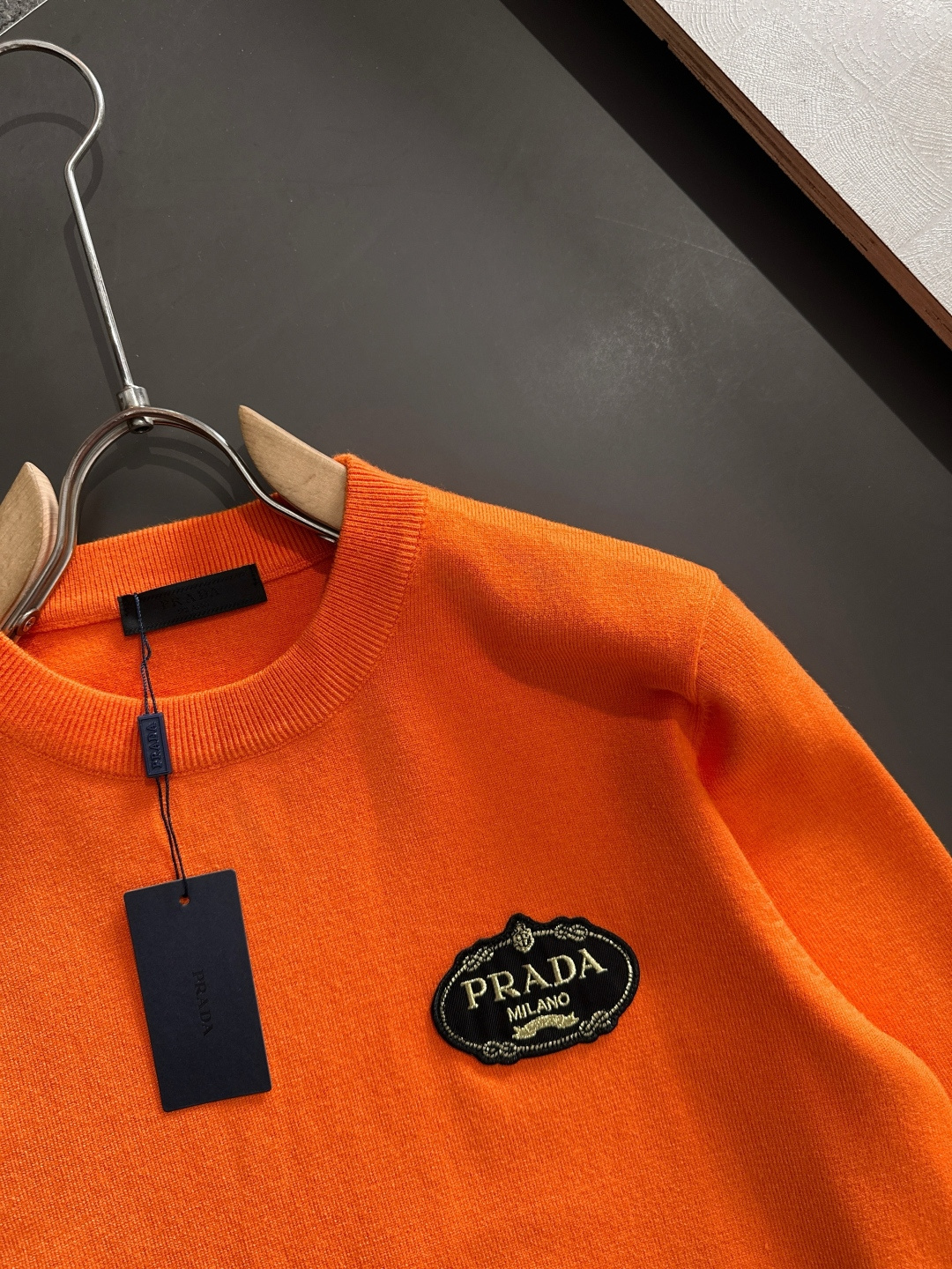 PRAD 2025SS秋冬刺绣新款简约圆领针织毛衣，精致工艺专柜面料，顶级元素融合打造，经典3标齐全，潮