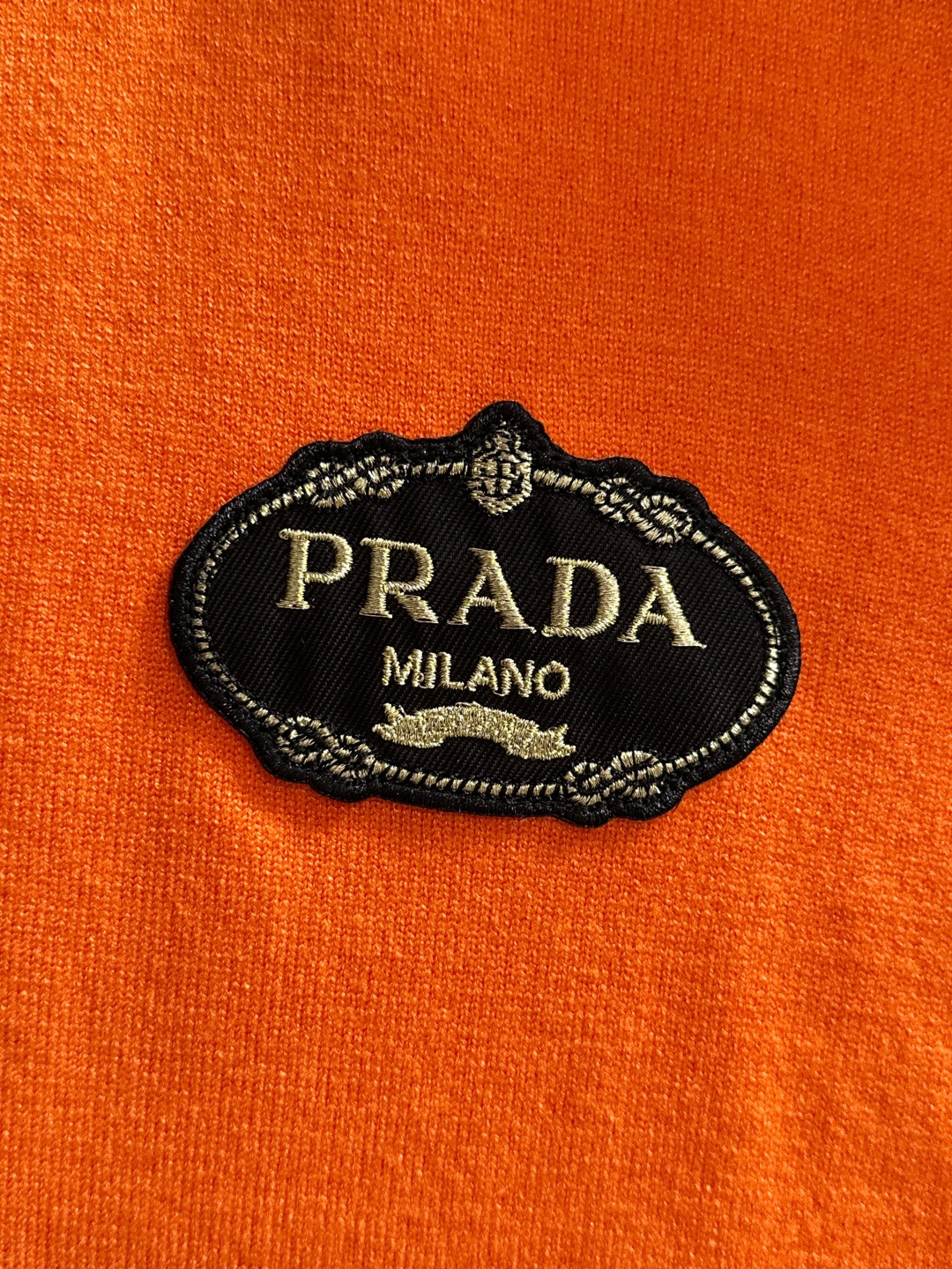 PRAD 2025SS秋冬刺绣新款简约圆领针织毛衣，精致工艺专柜面料，顶级元素融合打造，经典3标齐全，潮