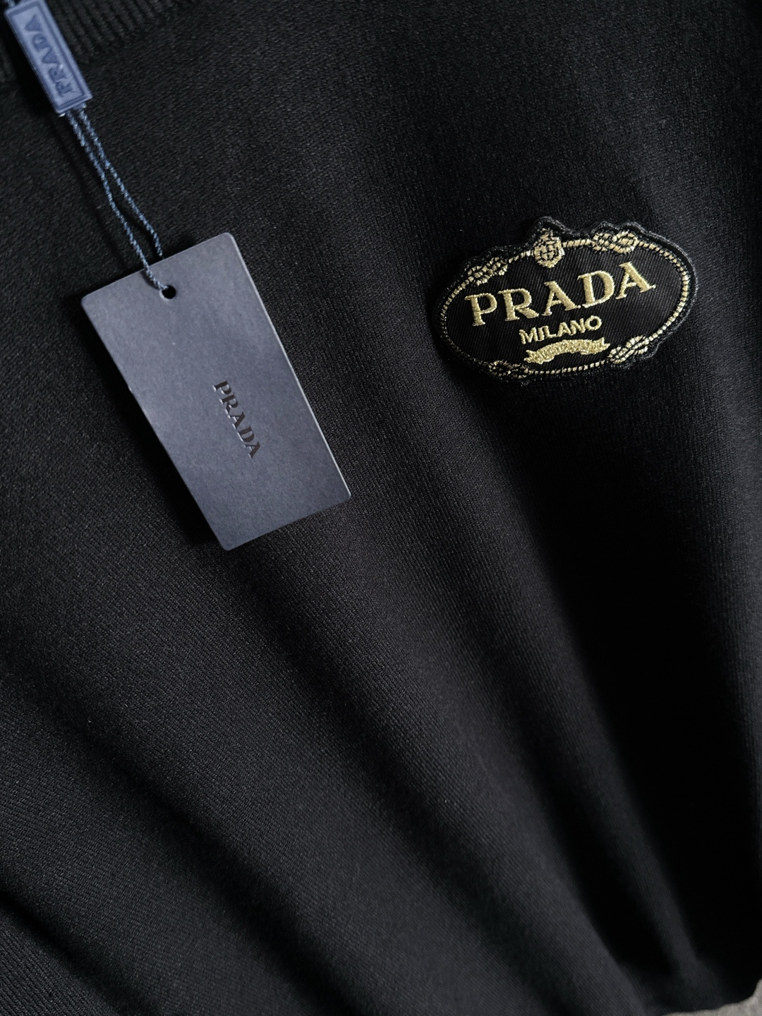 PRAD 2025SS秋冬刺绣新款简约圆领针织毛衣，精致工艺专柜面料，顶级元素融合打造，经典3标齐全，潮