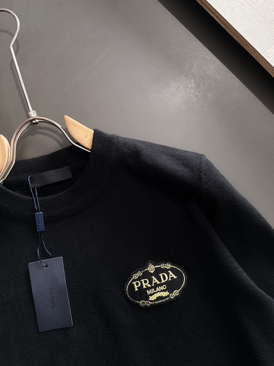 PRAD 2025SS秋冬刺绣新款简约圆领针织毛衣，精致工艺专柜面料，顶级元素融合打造，经典3标齐全，潮
