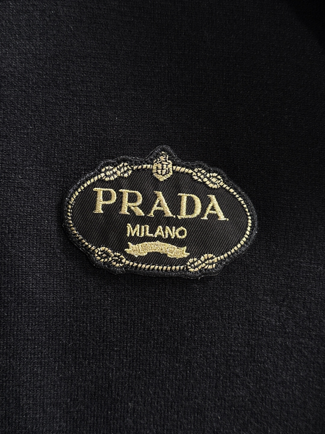 PRAD 2025SS秋冬刺绣新款简约圆领针织毛衣，精致工艺专柜面料，顶级元素融合打造，经典3标齐全，潮