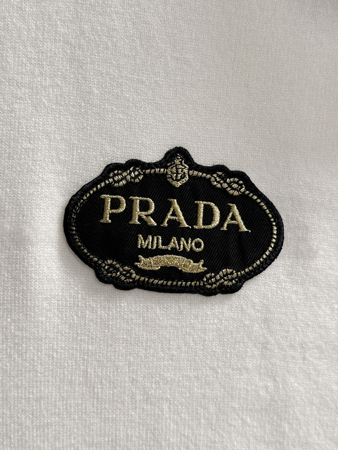 PRAD 2025SS秋冬刺绣新款简约圆领针织毛衣，精致工艺专柜面料，顶级元素融合打造，经典3标齐全，潮