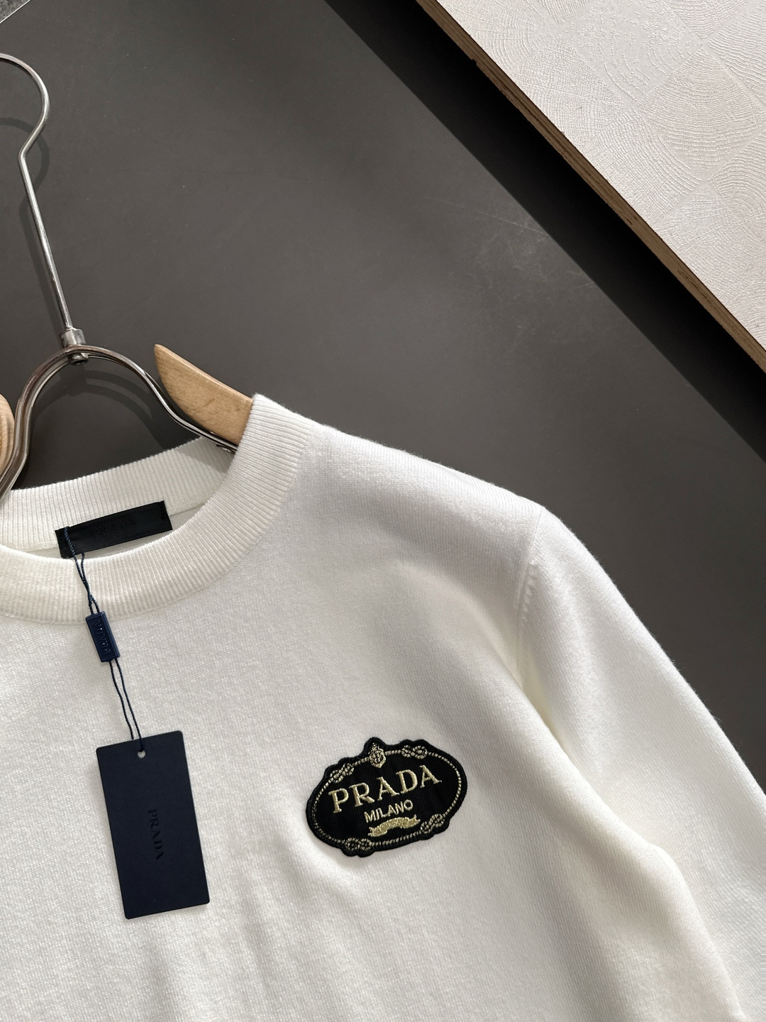 PRAD 2025SS秋冬刺绣新款简约圆领针织毛衣，精致工艺专柜面料，顶级元素融合打造，经典3标齐全，潮