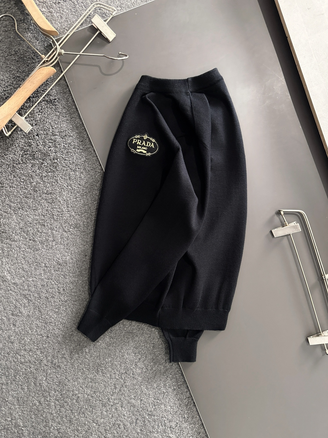 PRAD 2025SS秋冬刺绣新款简约圆领针织毛衣，精致工艺专柜面料，顶级元素融合打造，经典3标齐全，潮