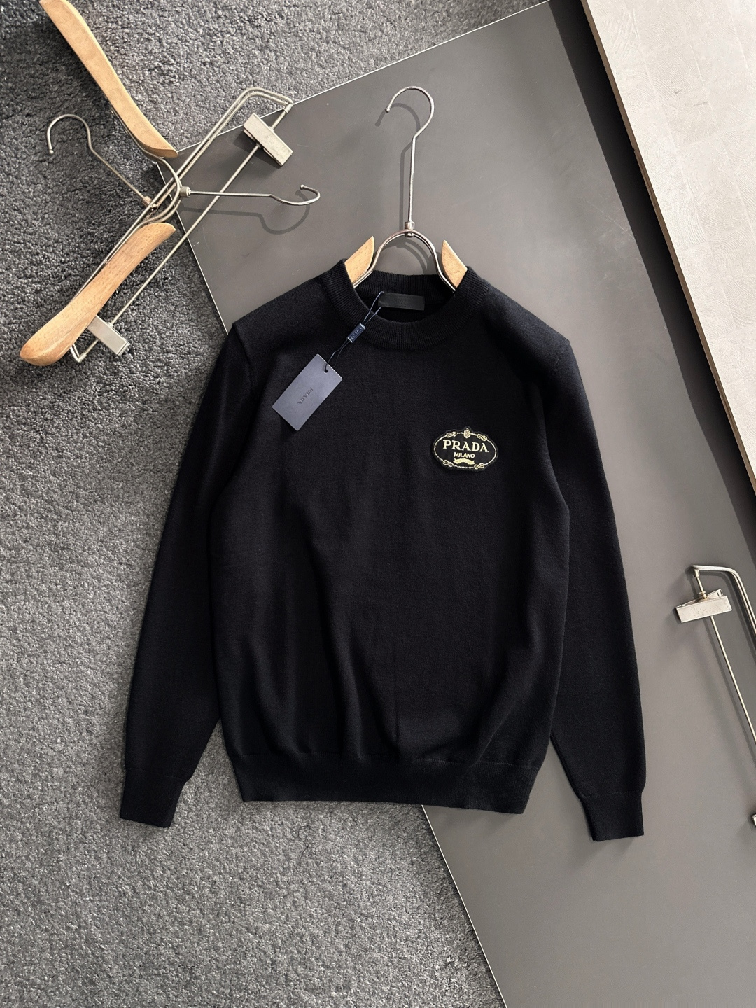 PRAD 2025SS秋冬刺绣新款简约圆领针织毛衣，精致工艺专柜面料，顶级元素融合打造，经典3标齐全，潮