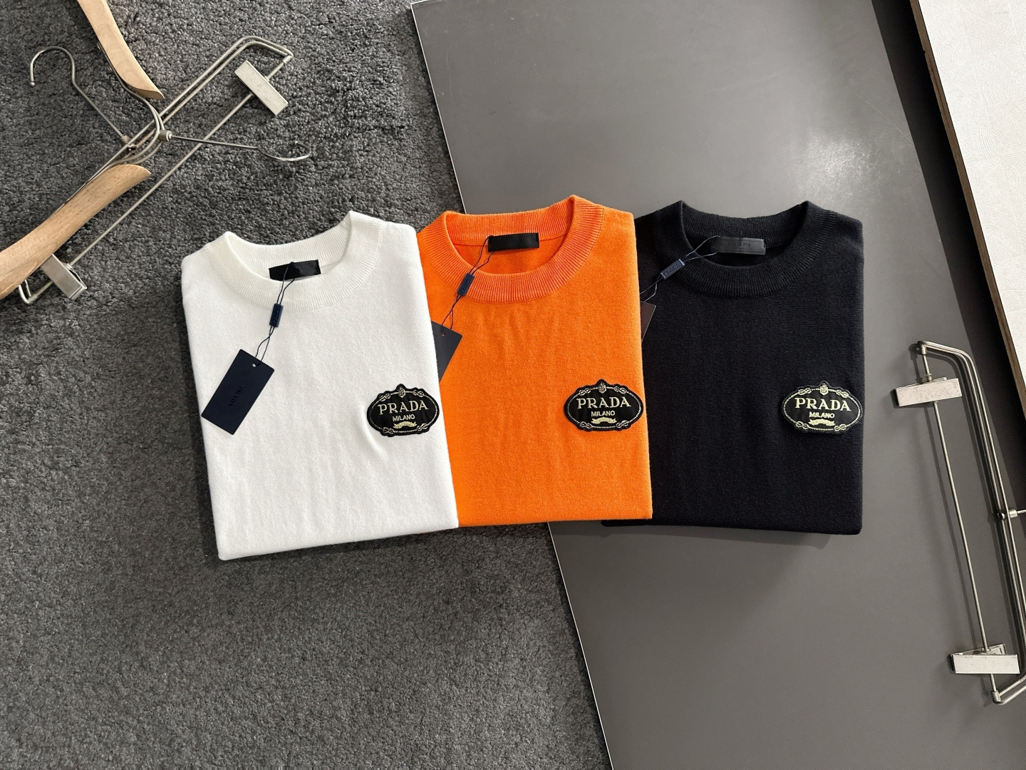 PRAD 2025SS秋冬刺绣新款简约圆领针织毛衣，精致工艺专柜面料，顶级元素融合打造，经典3标齐全，潮