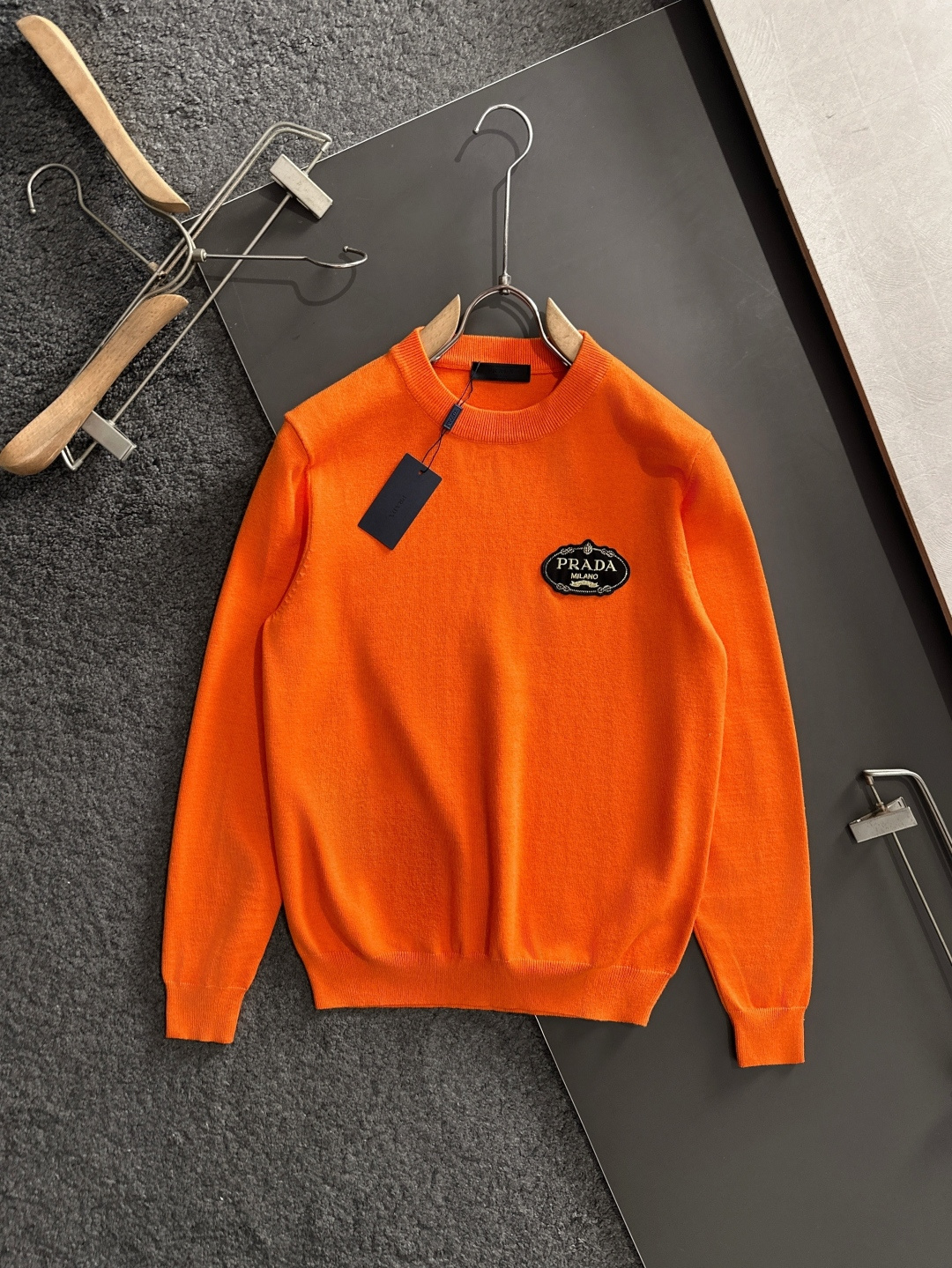 PRAD 2025SS秋冬刺绣新款简约圆领针织毛衣，精致工艺专柜面料，顶级元素融合打造，经典3标齐全，潮
