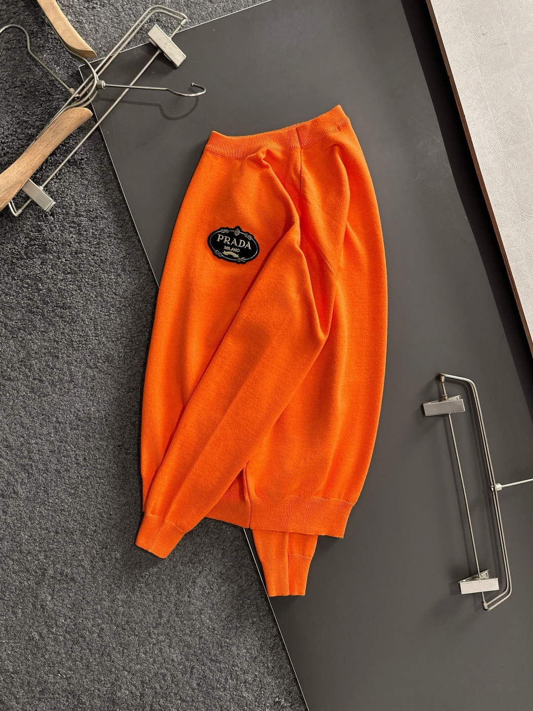 PRAD 2025SS秋冬刺绣新款简约圆领针织毛衣，精致工艺专柜面料，顶级元素融合打造，经典3标齐全，潮