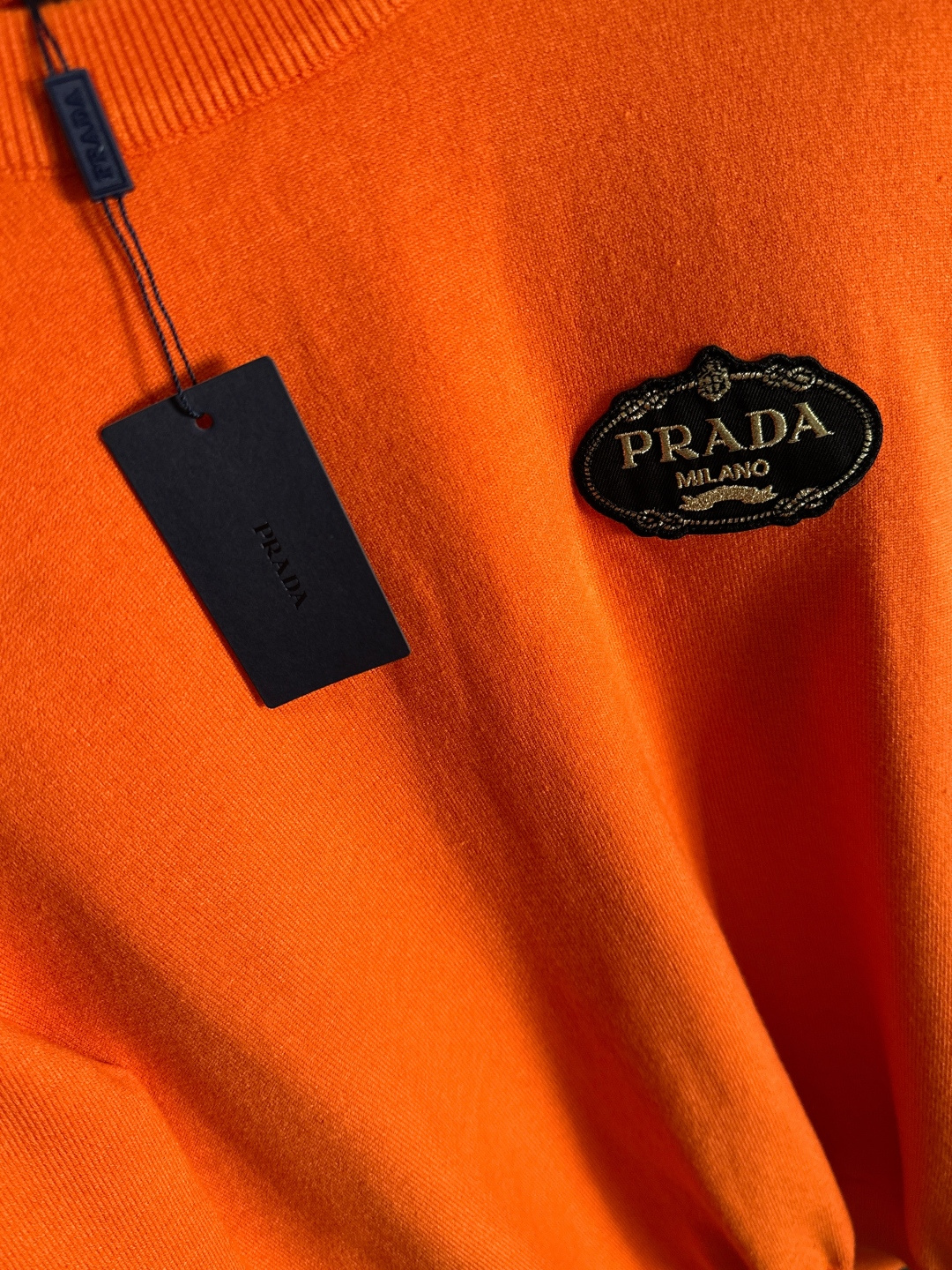 PRAD 2025SS秋冬刺绣新款简约圆领针织毛衣，精致工艺专柜面料，顶级元素融合打造，经典3标齐全，潮