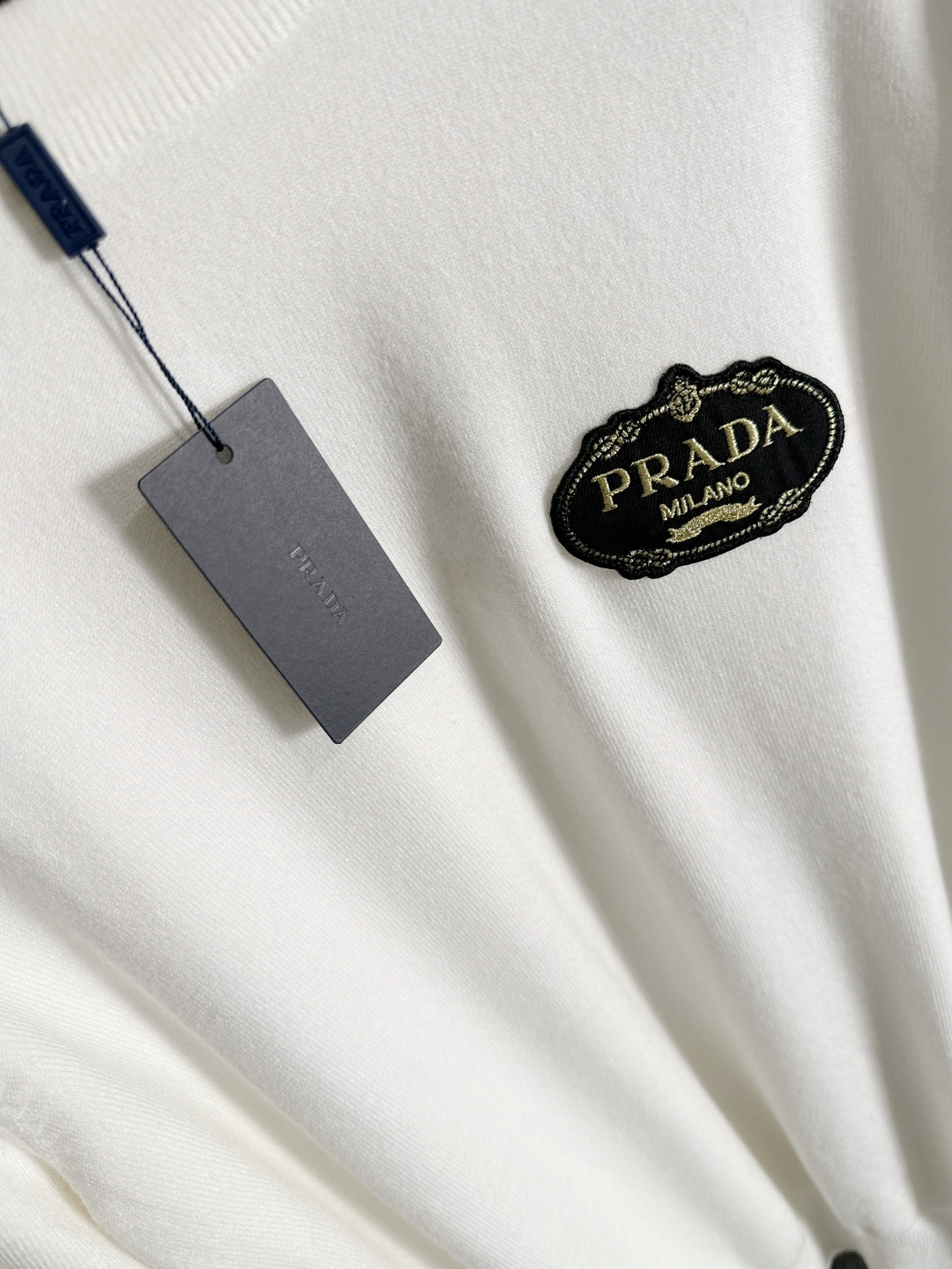 PRAD 2025SS秋冬刺绣新款简约圆领针织毛衣，精致工艺专柜面料，顶级元素融合打造，经典3标齐全，潮