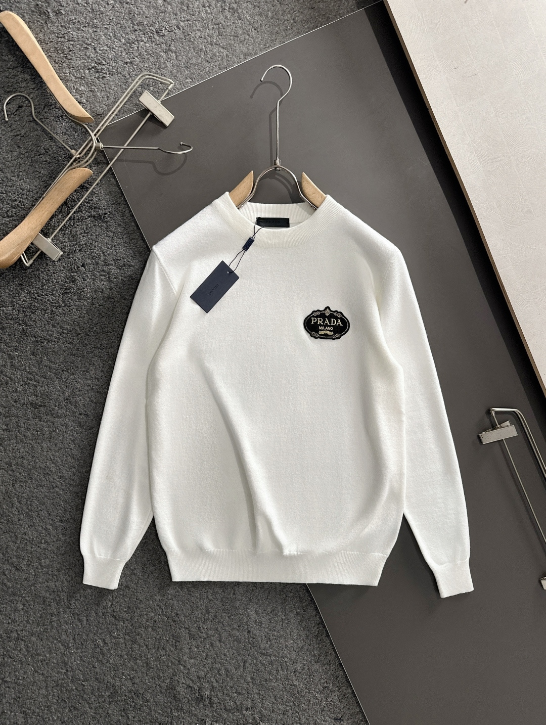 PRAD 2025SS秋冬刺绣新款简约圆领针织毛衣，精致工艺专柜面料，顶级元素融合打造，经典3标齐全，潮