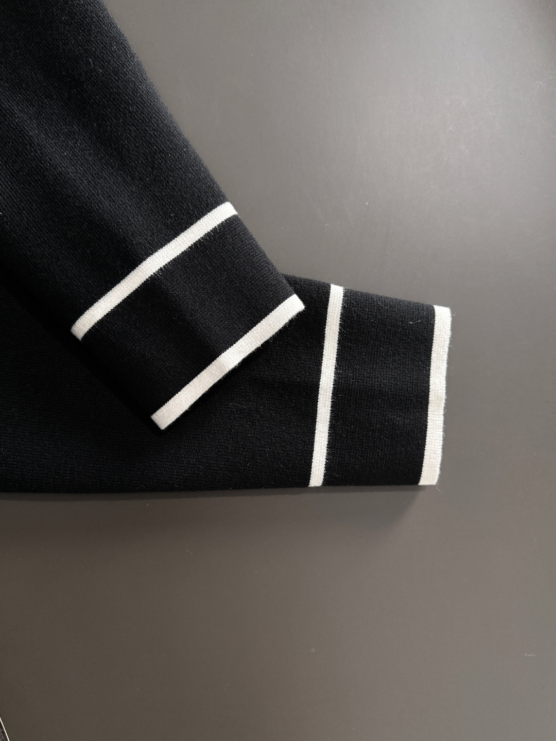 FD 2025Ss秋冬新款男女同款高克重针织开衫，配色标识条纹工艺设计！钩织标识条纹修饰，设计经典配色钩