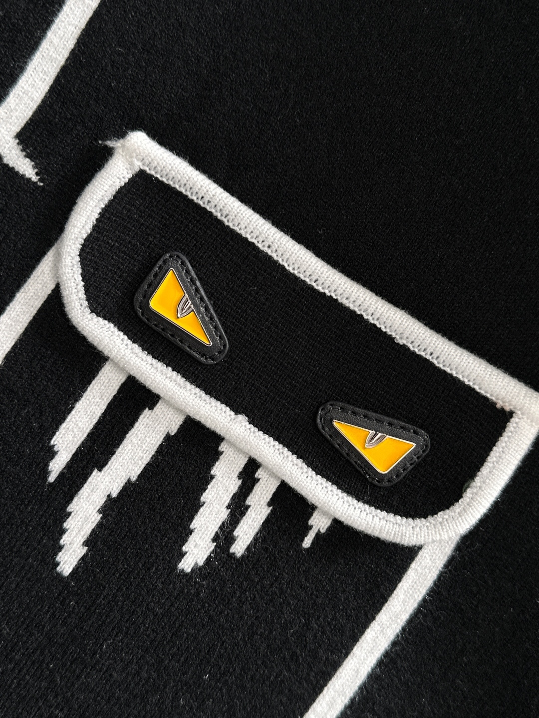 FD 2025Ss秋冬新款男女同款高克重针织开衫，配色标识条纹工艺设计！钩织标识条纹修饰，设计经典配色钩