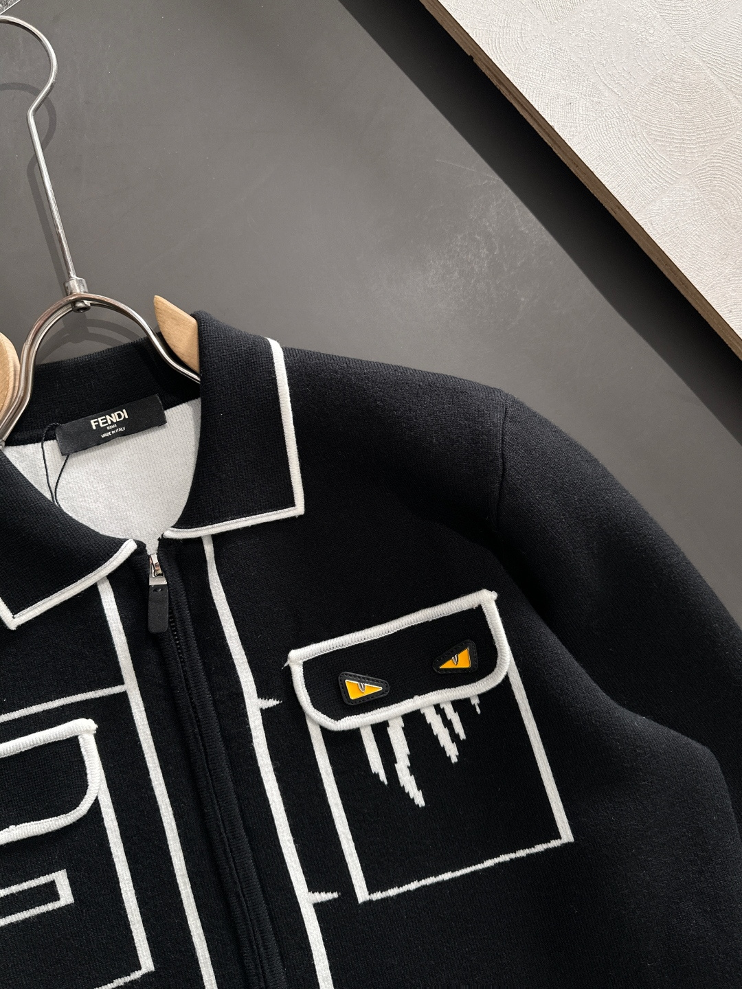 FD 2025Ss秋冬新款男女同款高克重针织开衫，配色标识条纹工艺设计！钩织标识条纹修饰，设计经典配色钩