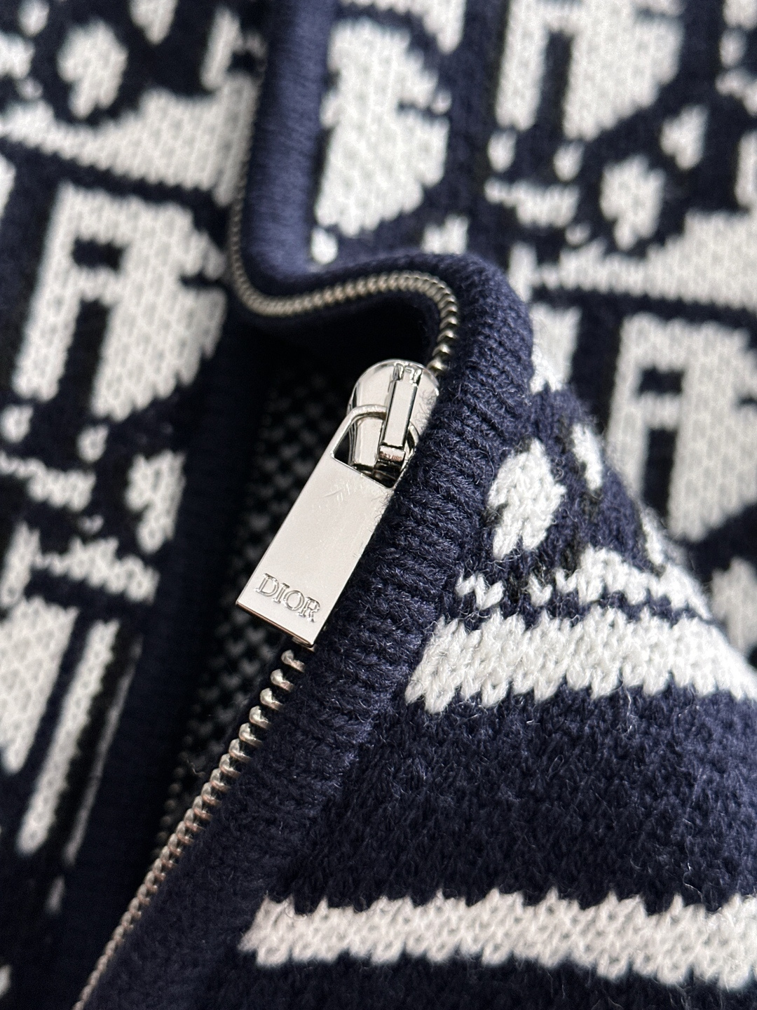 CD 2025Ss秋冬新款男女同款高克重针织开衫，配色标识条纹工艺设计！钩织标识条纹修饰，设计经典配色钩