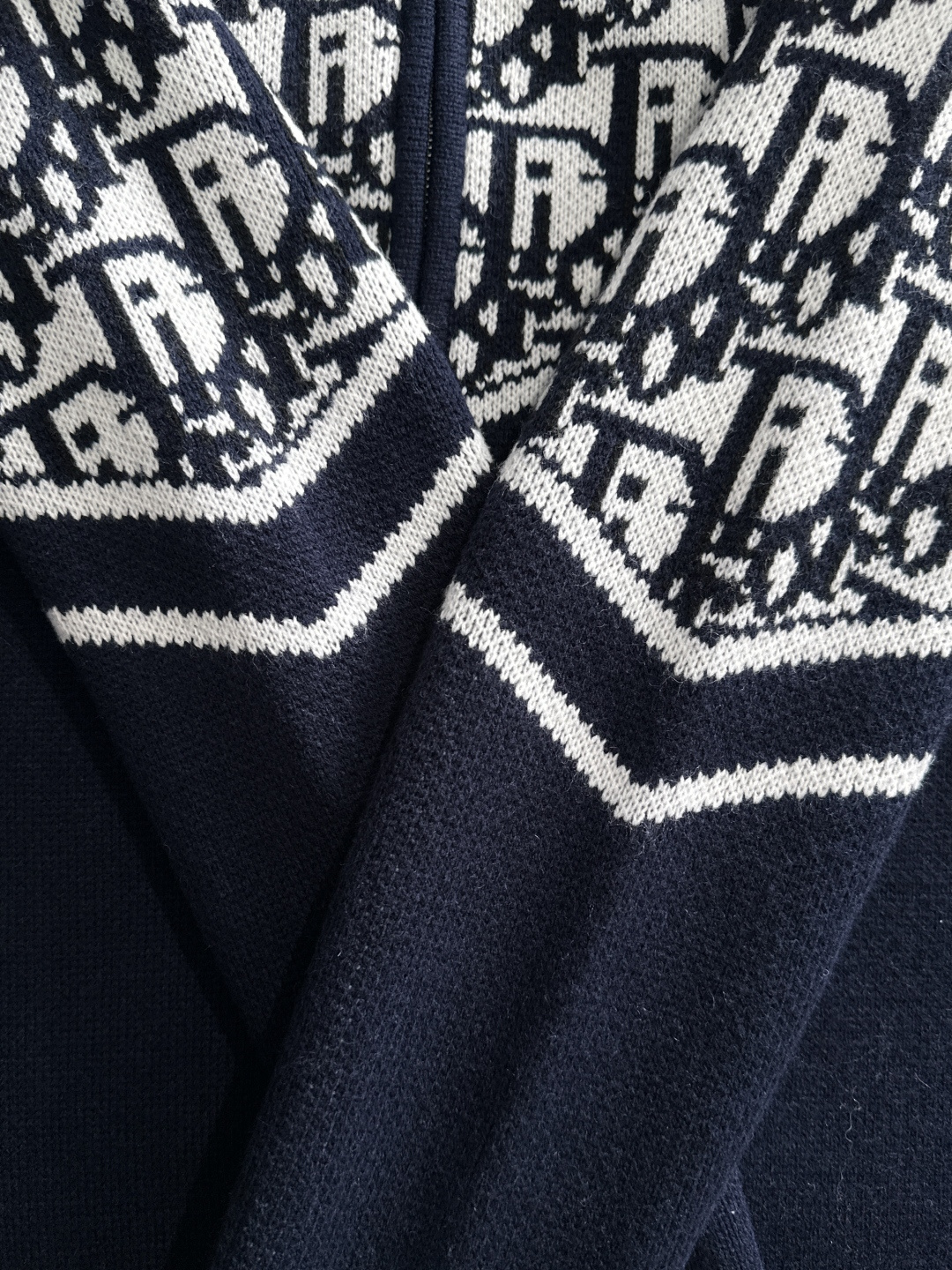 CD 2025Ss秋冬新款男女同款高克重针织开衫，配色标识条纹工艺设计！钩织标识条纹修饰，设计经典配色钩