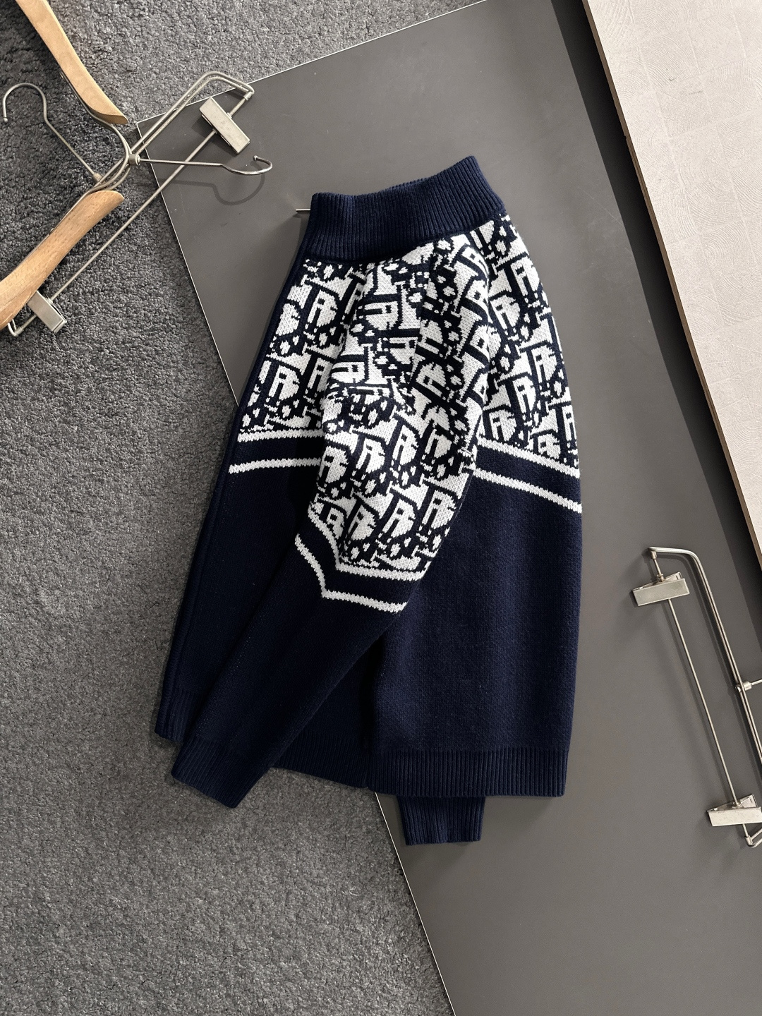 CD 2025Ss秋冬新款男女同款高克重针织开衫，配色标识条纹工艺设计！钩织标识条纹修饰，设计经典配色钩