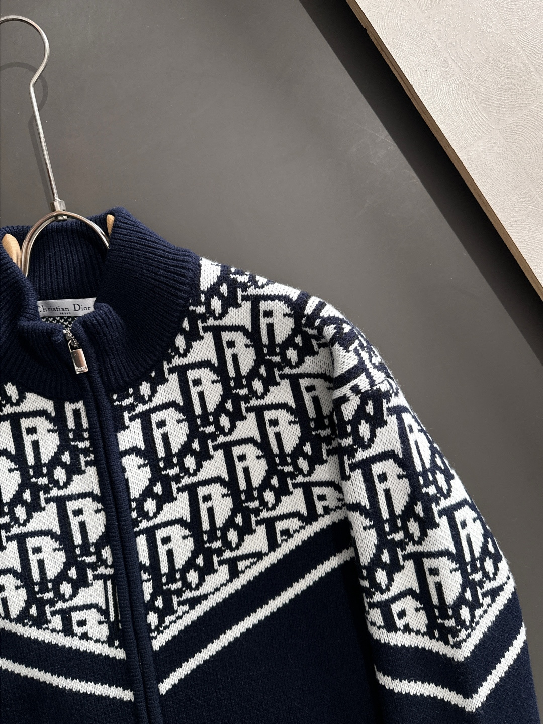 CD 2025Ss秋冬新款男女同款高克重针织开衫，配色标识条纹工艺设计！钩织标识条纹修饰，设计经典配色钩