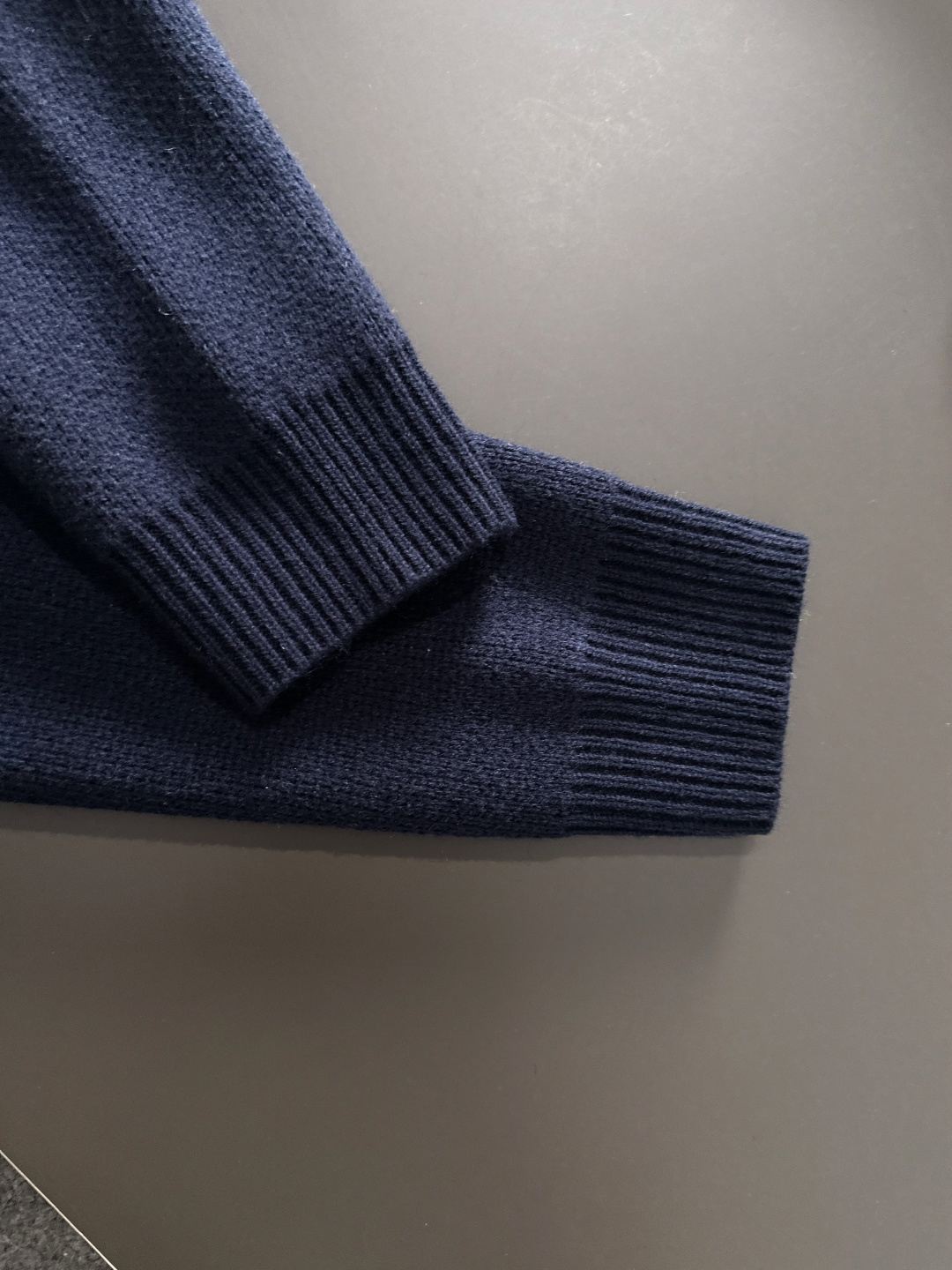 CD 2025Ss秋冬新款男女同款高克重针织开衫，配色标识条纹工艺设计！钩织标识条纹修饰，设计经典配色钩