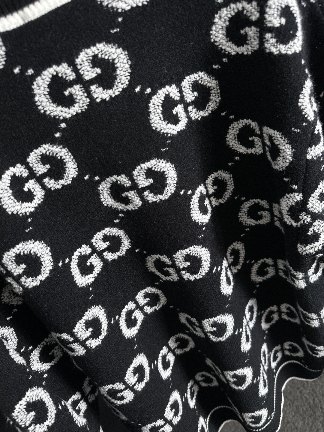 GUC 2025Ss秋冬新款男女同款高克重针织开衫，配色标识条纹工艺设计！钩织标识条纹修饰，设计经典配色