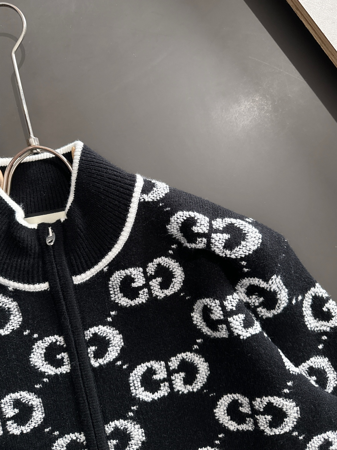 GUC 2025Ss秋冬新款男女同款高克重针织开衫，配色标识条纹工艺设计！钩织标识条纹修饰，设计经典配色