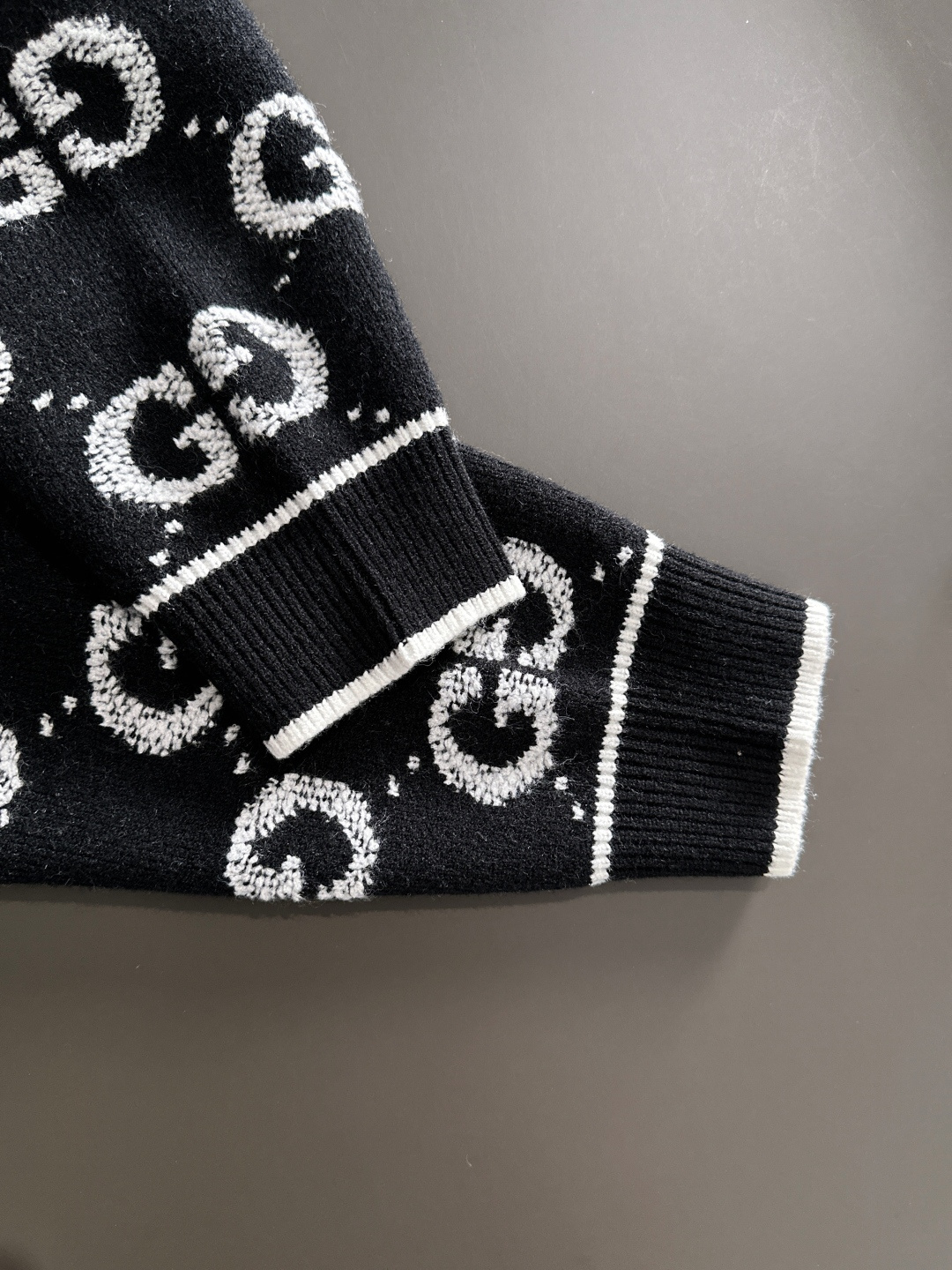 GUC 2025Ss秋冬新款男女同款高克重针织开衫，配色标识条纹工艺设计！钩织标识条纹修饰，设计经典配色