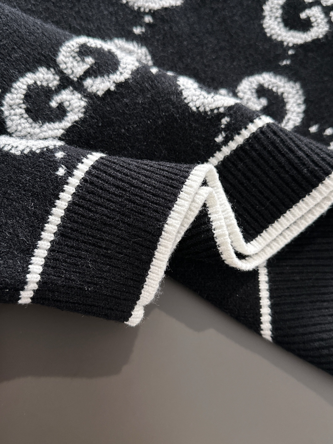 GUC 2025Ss秋冬新款男女同款高克重针织开衫，配色标识条纹工艺设计！钩织标识条纹修饰，设计经典配色