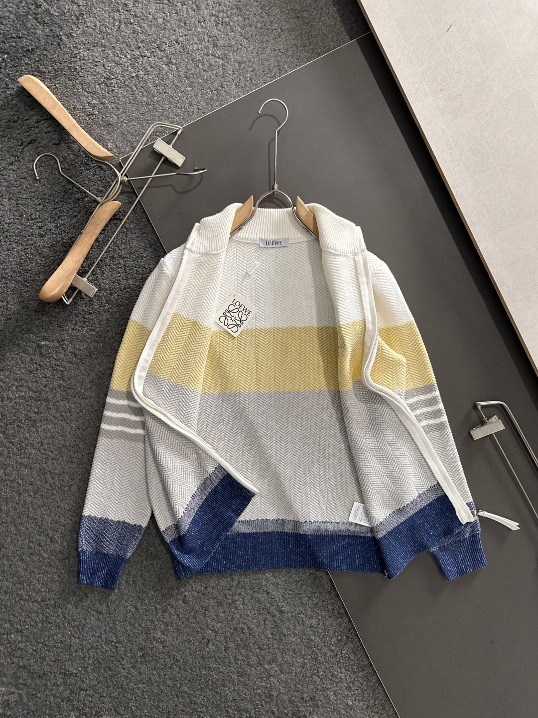 LOW 2025Ss秋冬新款男女同款高克重针织开衫，配色标识条纹工艺设计！钩织标识条纹修饰，设计经典配色