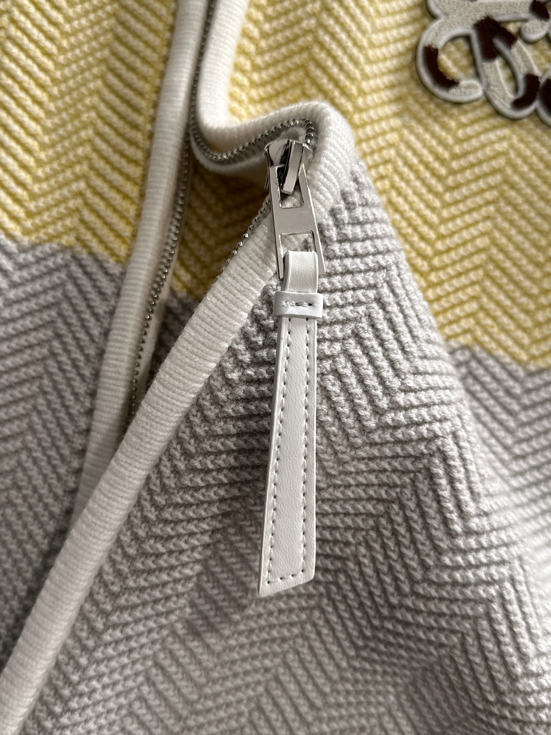 LOW 2025Ss秋冬新款男女同款高克重针织开衫，配色标识条纹工艺设计！钩织标识条纹修饰，设计经典配色